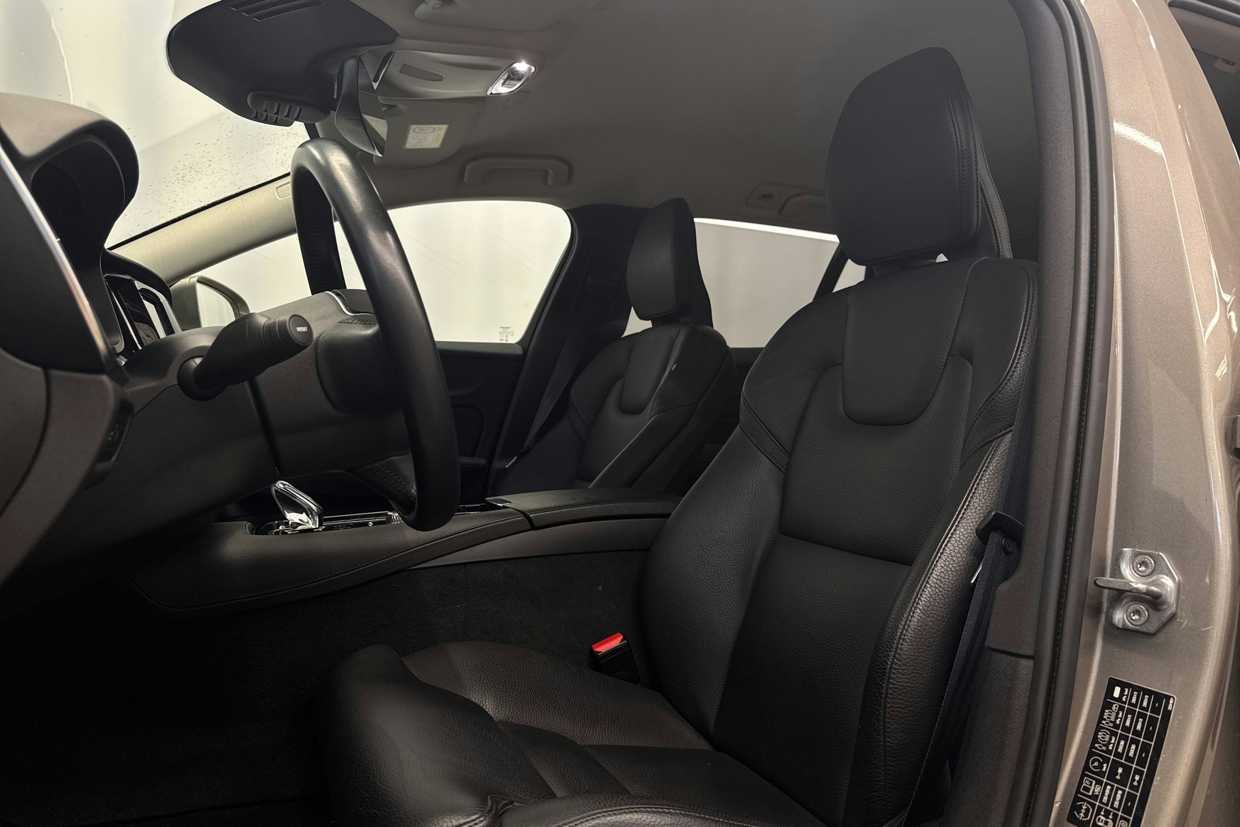 harmaa Volvo V60 2022 kuva 27.