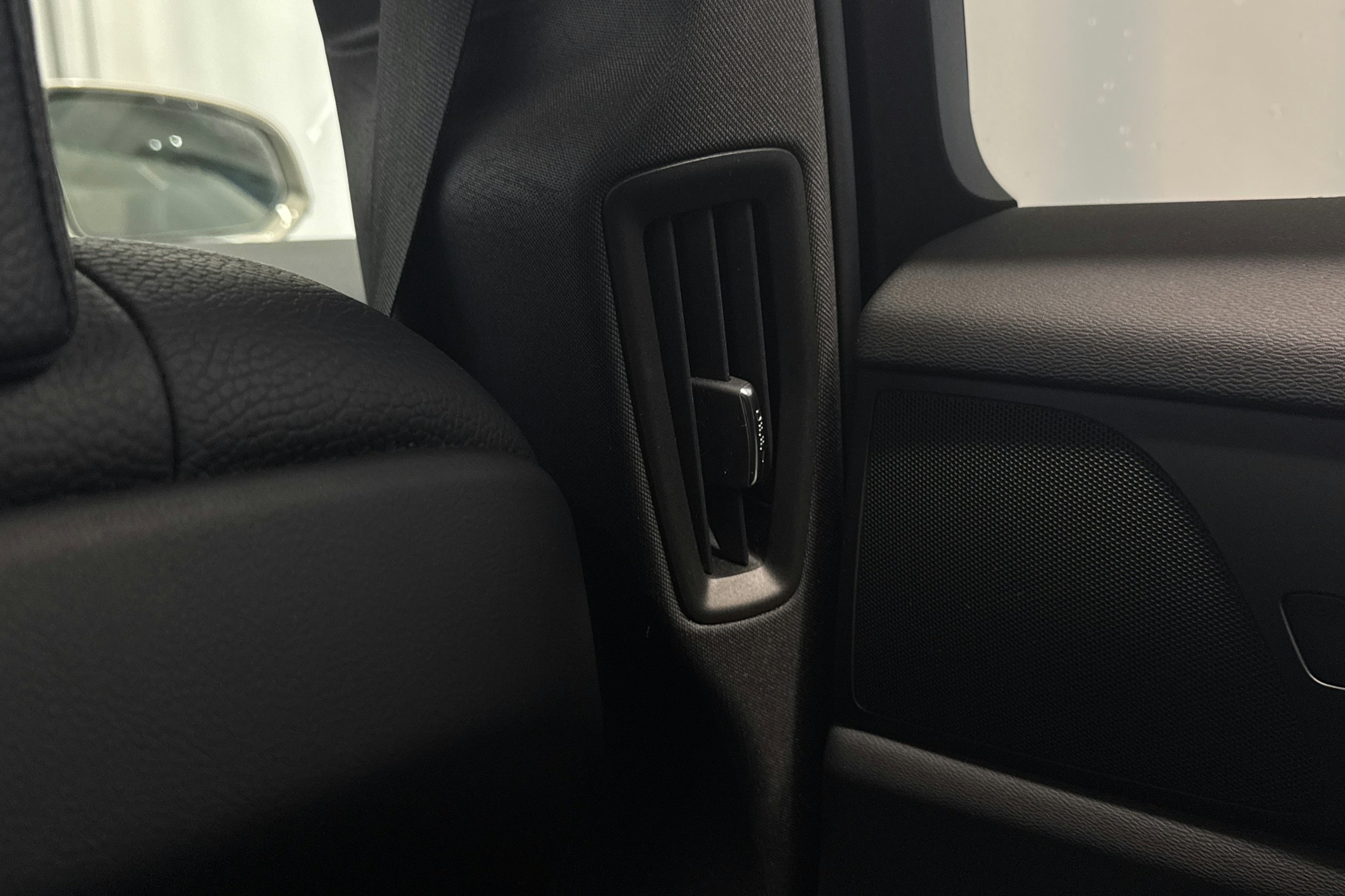 harmaa Volvo V60 2022 kuva 28.