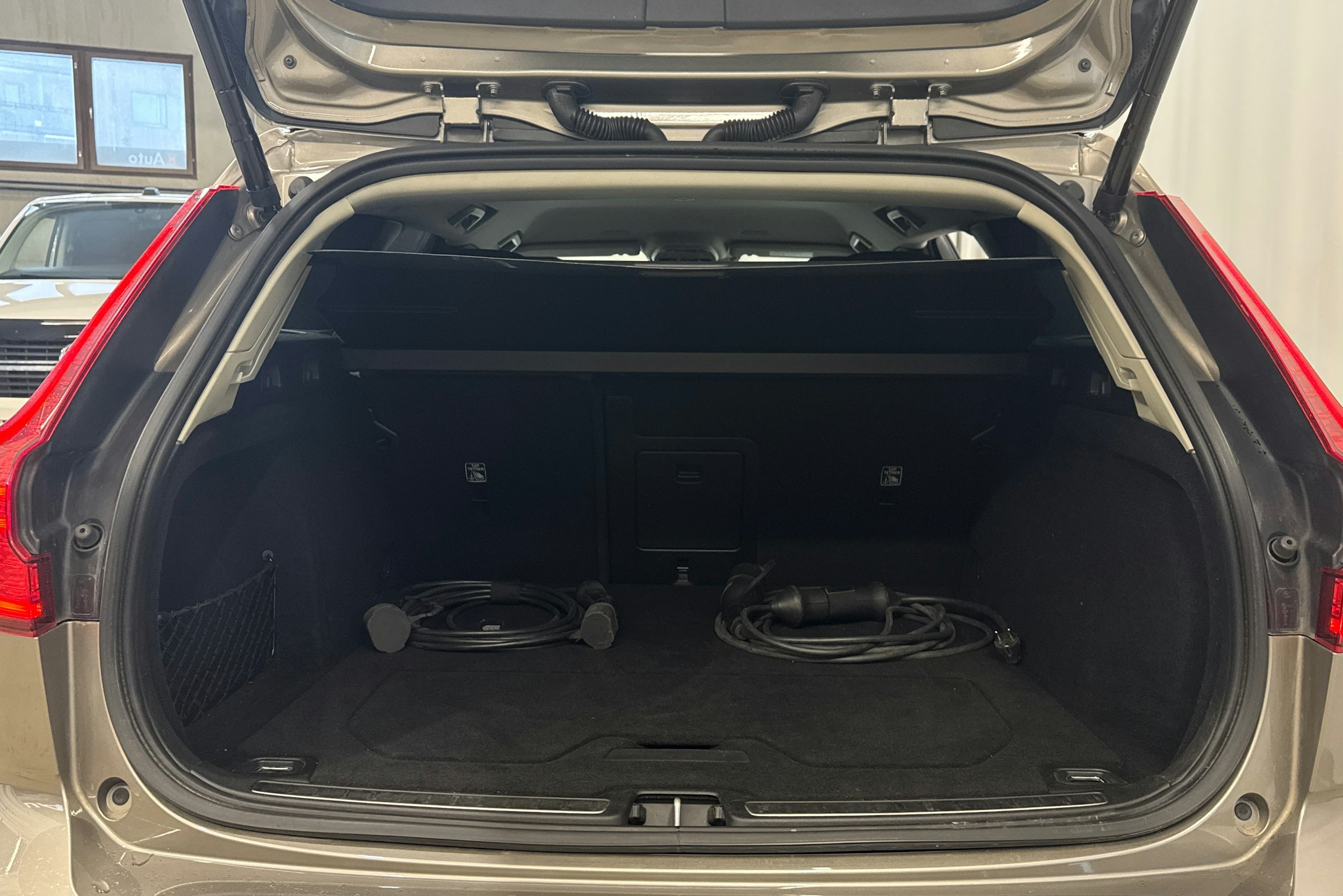 harmaa Volvo V60 2022 kuva 31.