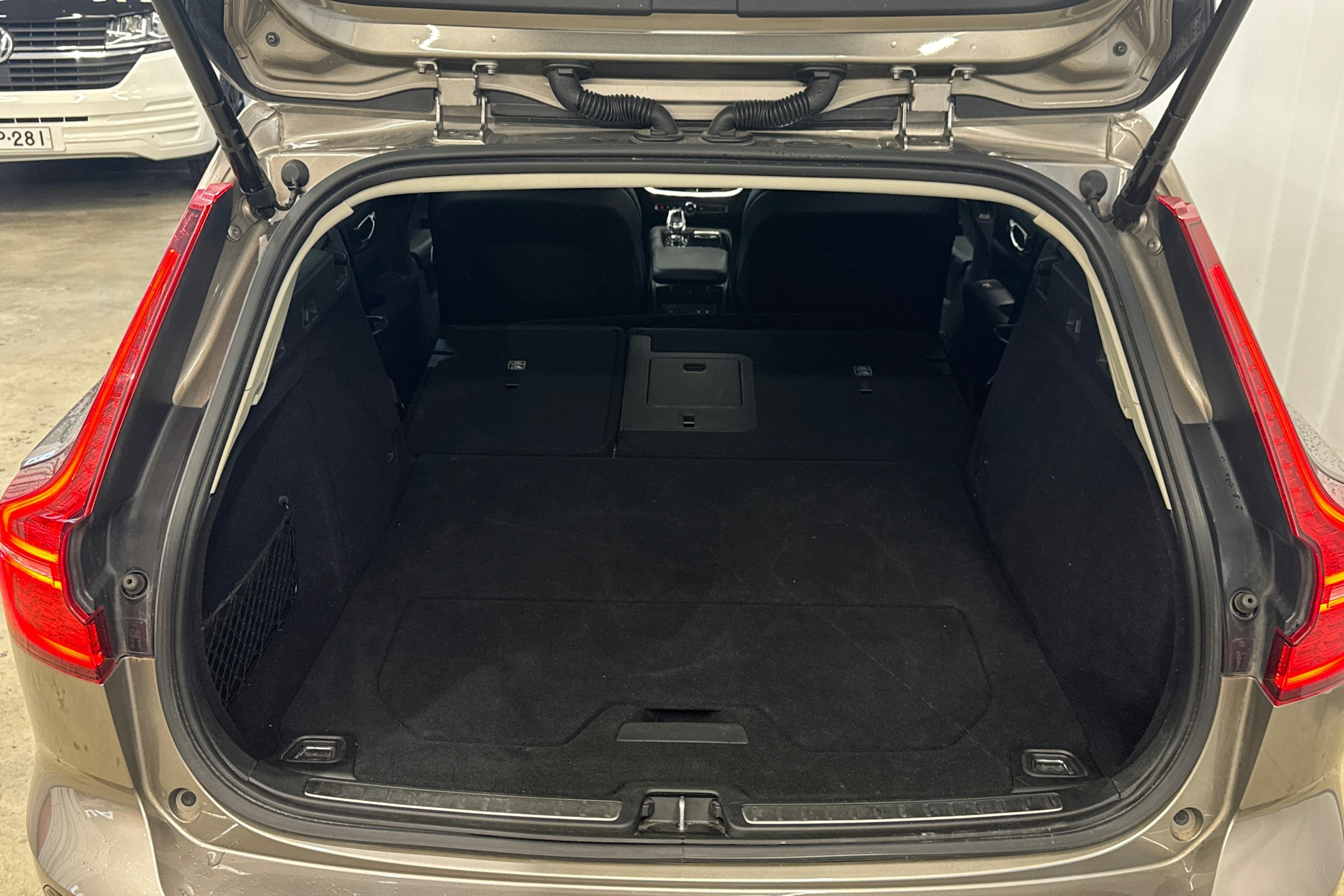 harmaa Volvo V60 2022 kuva 32.