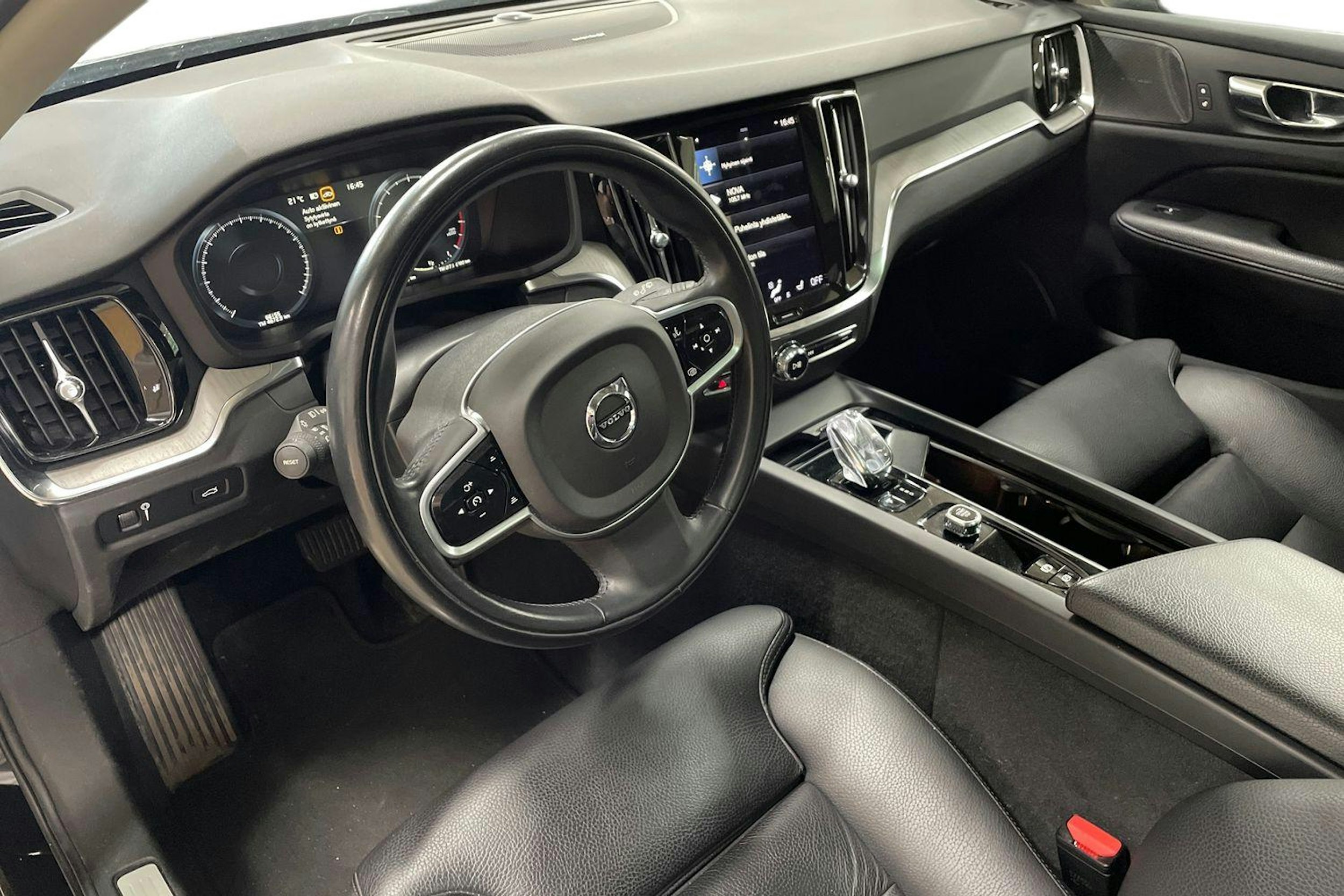Musta Volvo V60 2022 kuva 3.
