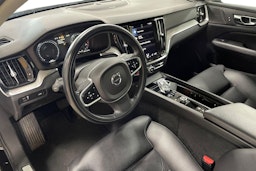 Musta Volvo V60 2022 kuva 3.