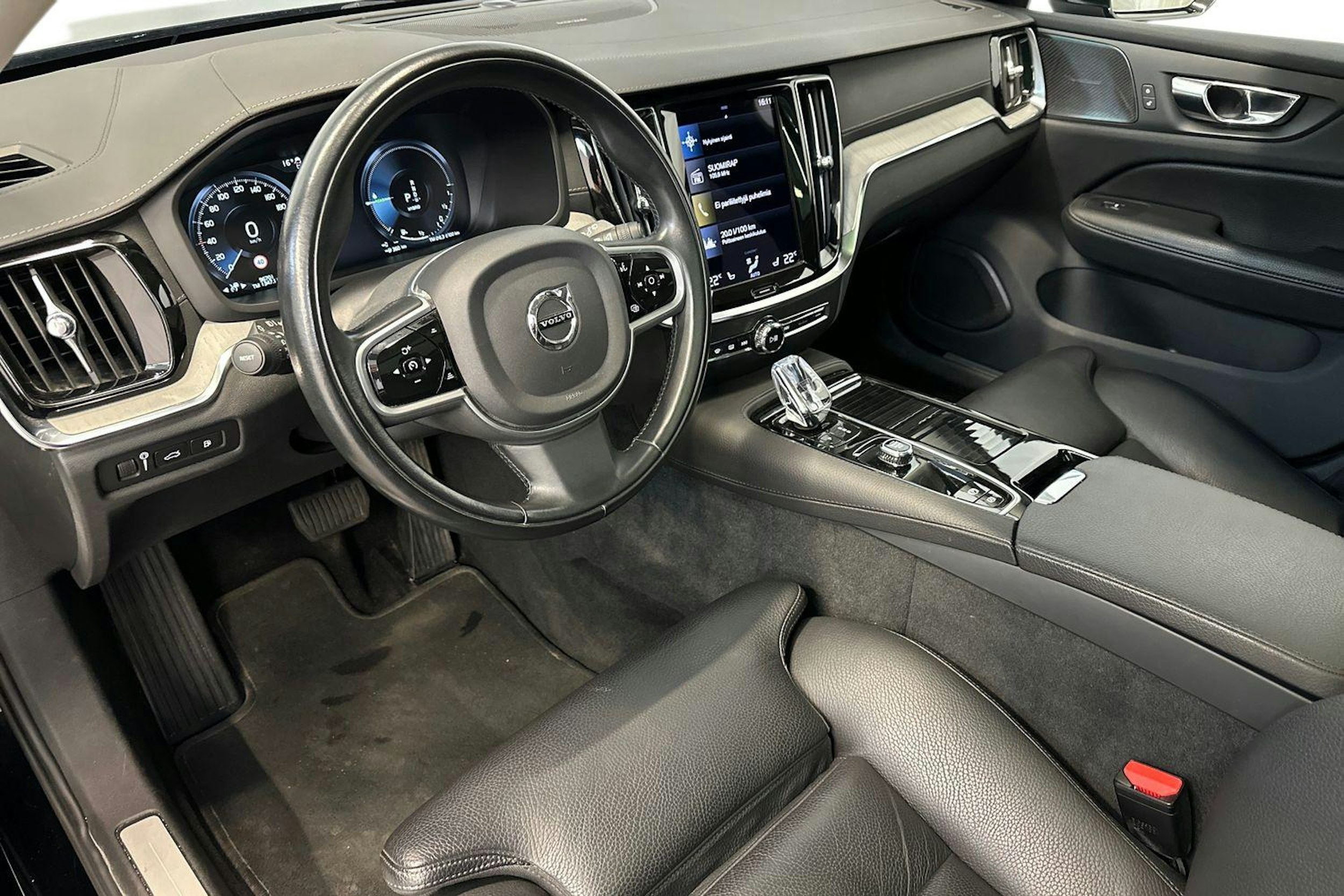 musta Volvo V60 2022 kuva 7.