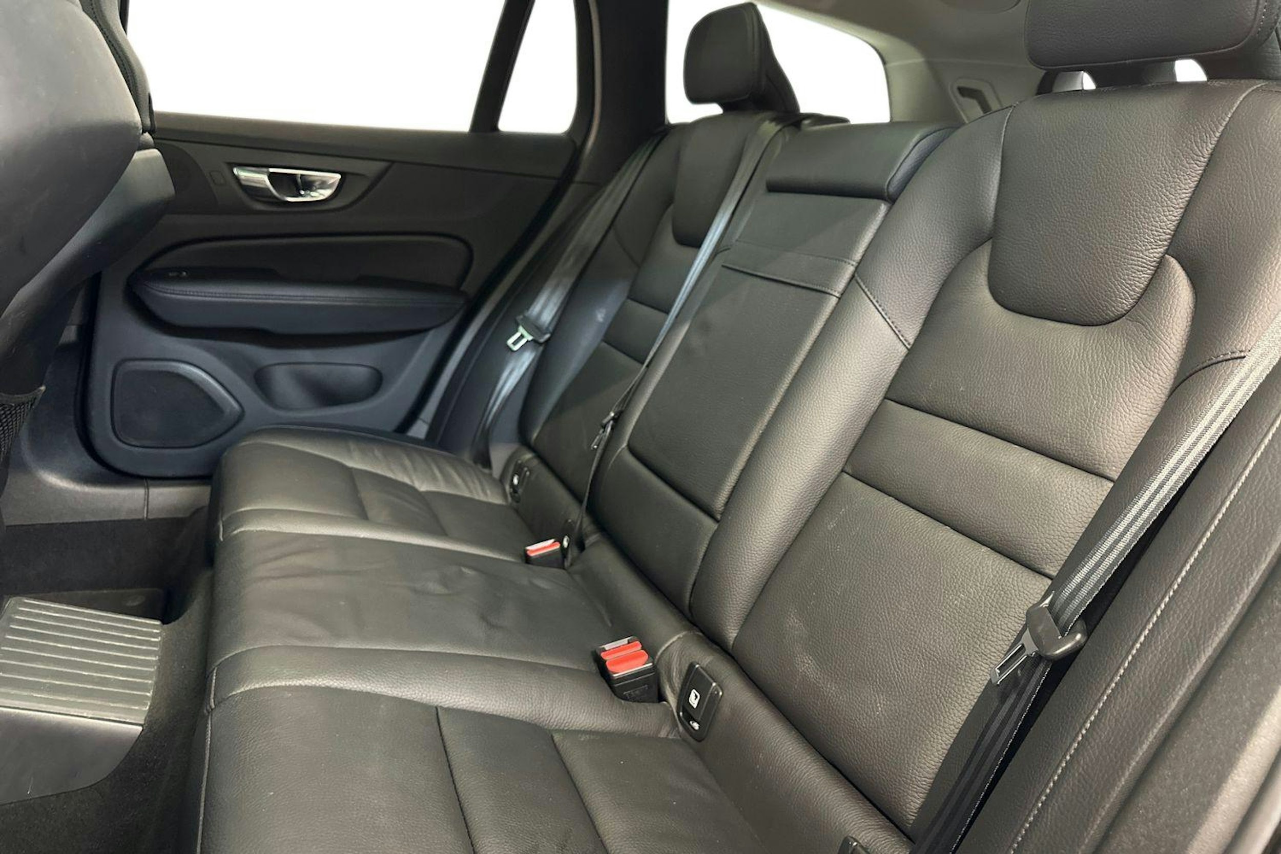 musta Volvo V60 2022 kuva 10.