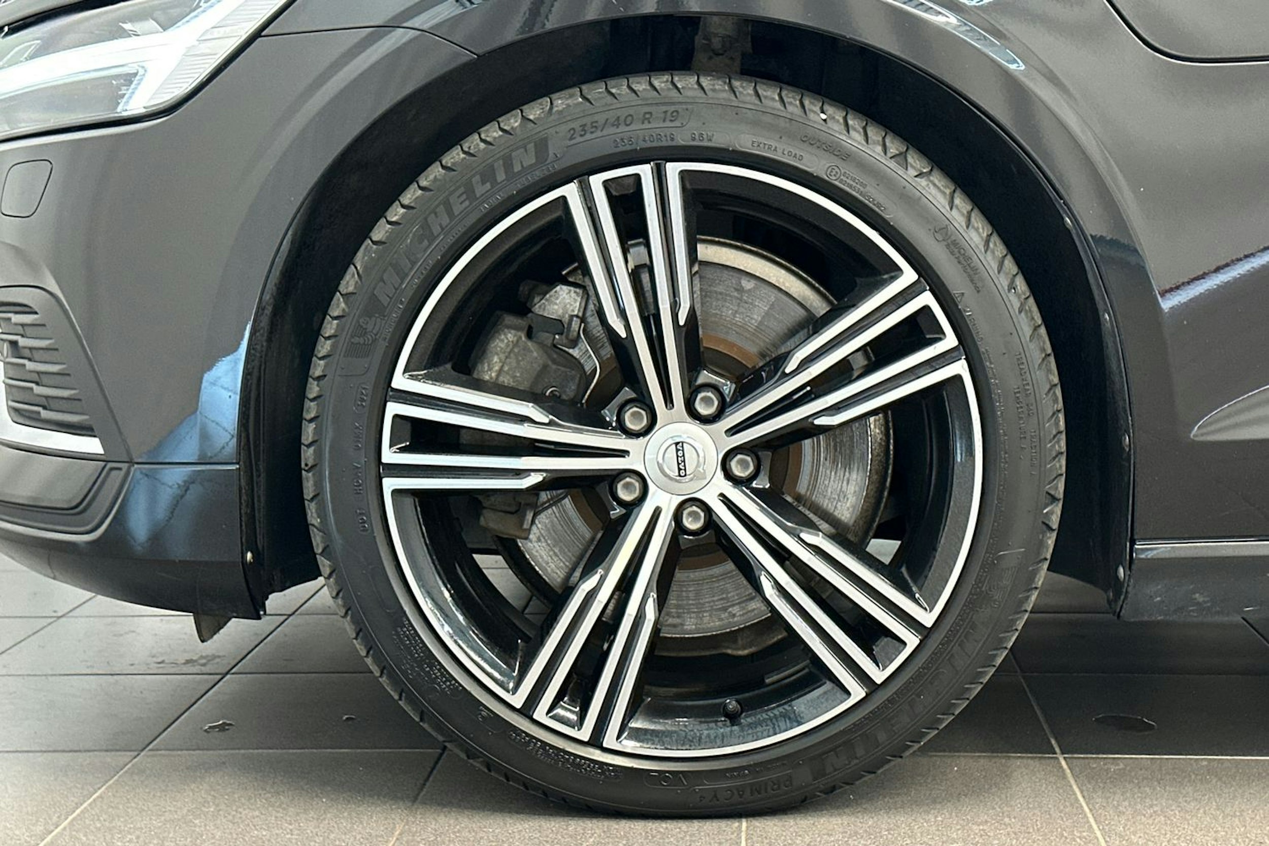 musta Volvo V60 2022 kuva 11.