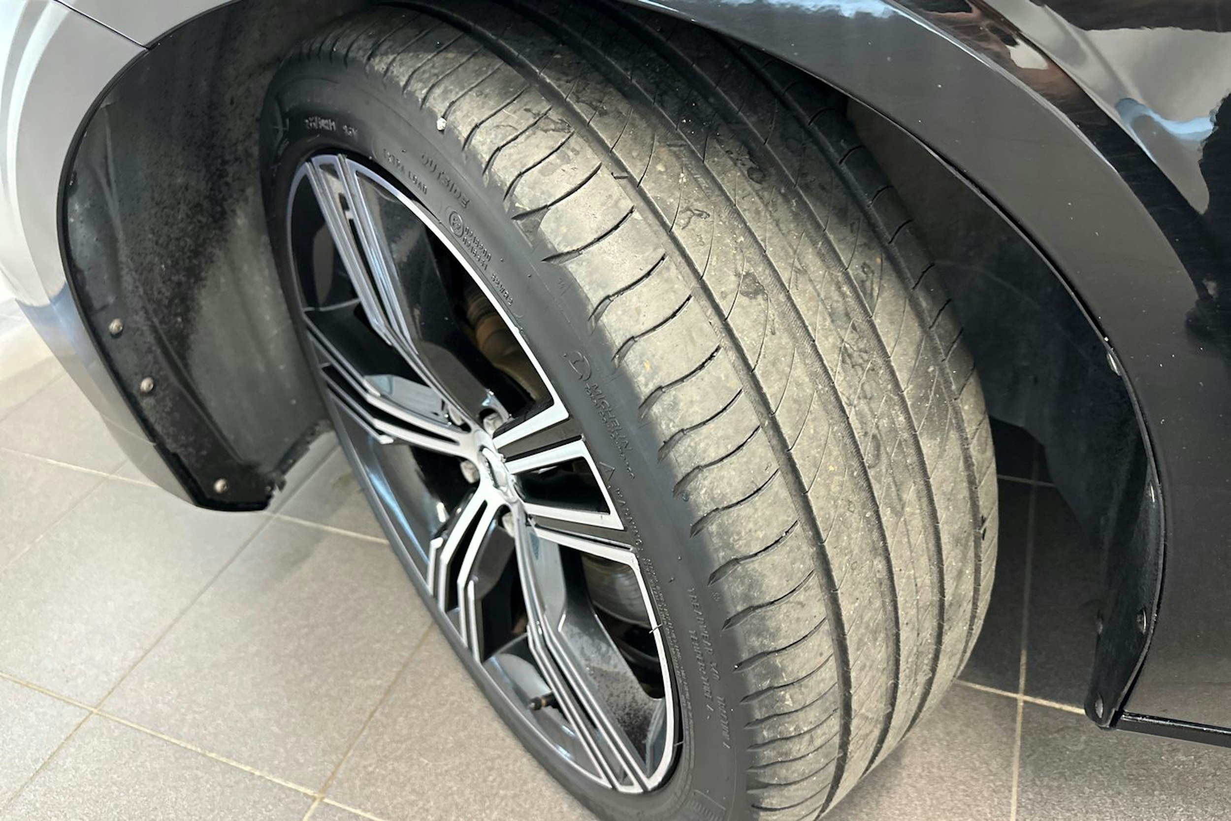 musta Volvo V60 2022 kuva 13.