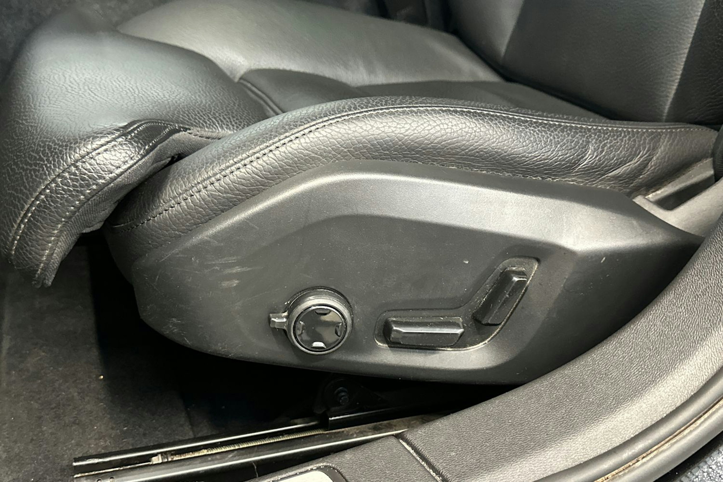 musta Volvo V60 2022 kuva 14.