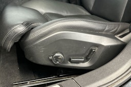 musta Volvo V60 2022 kuva 14.