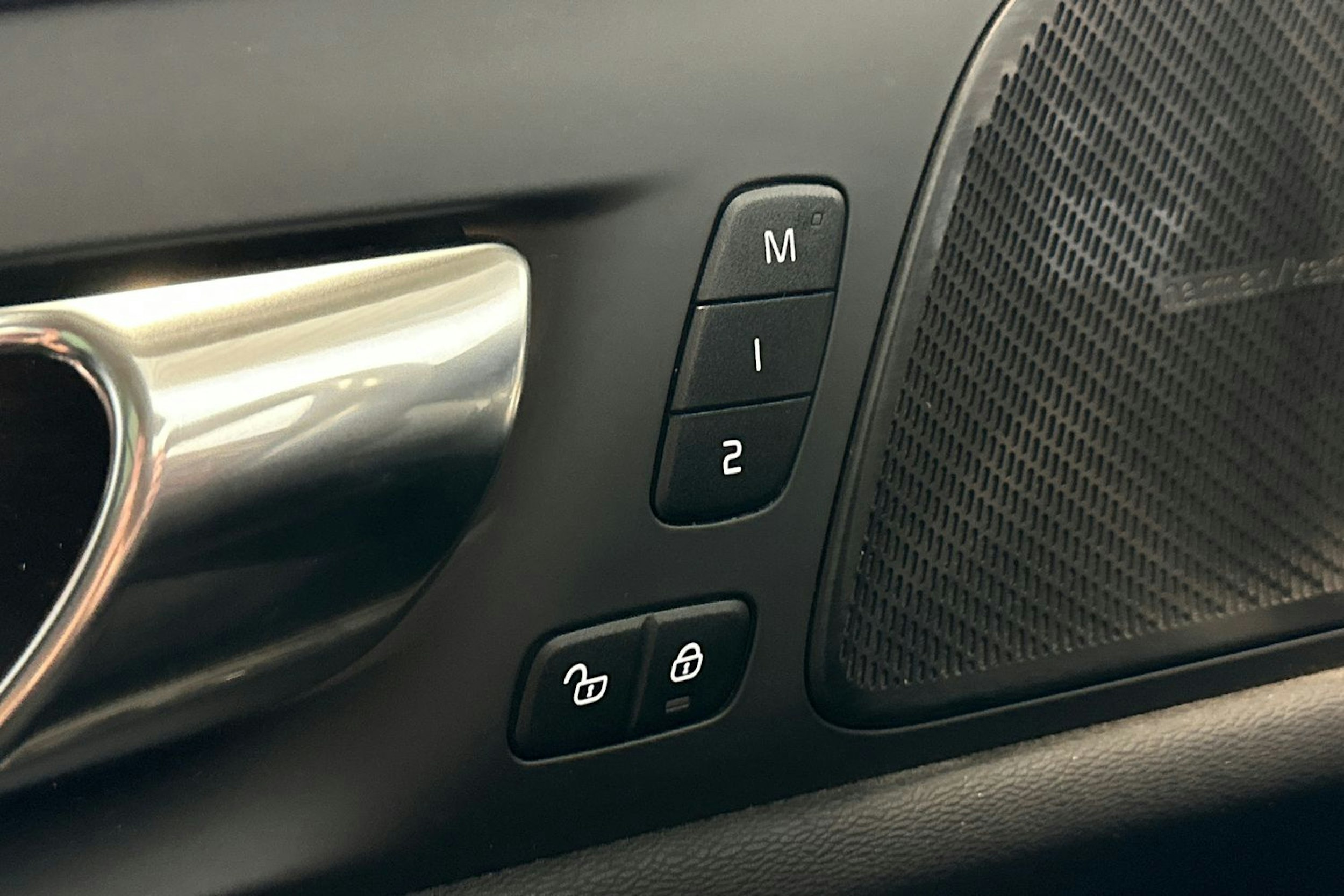 musta Volvo V60 2022 kuva 15.