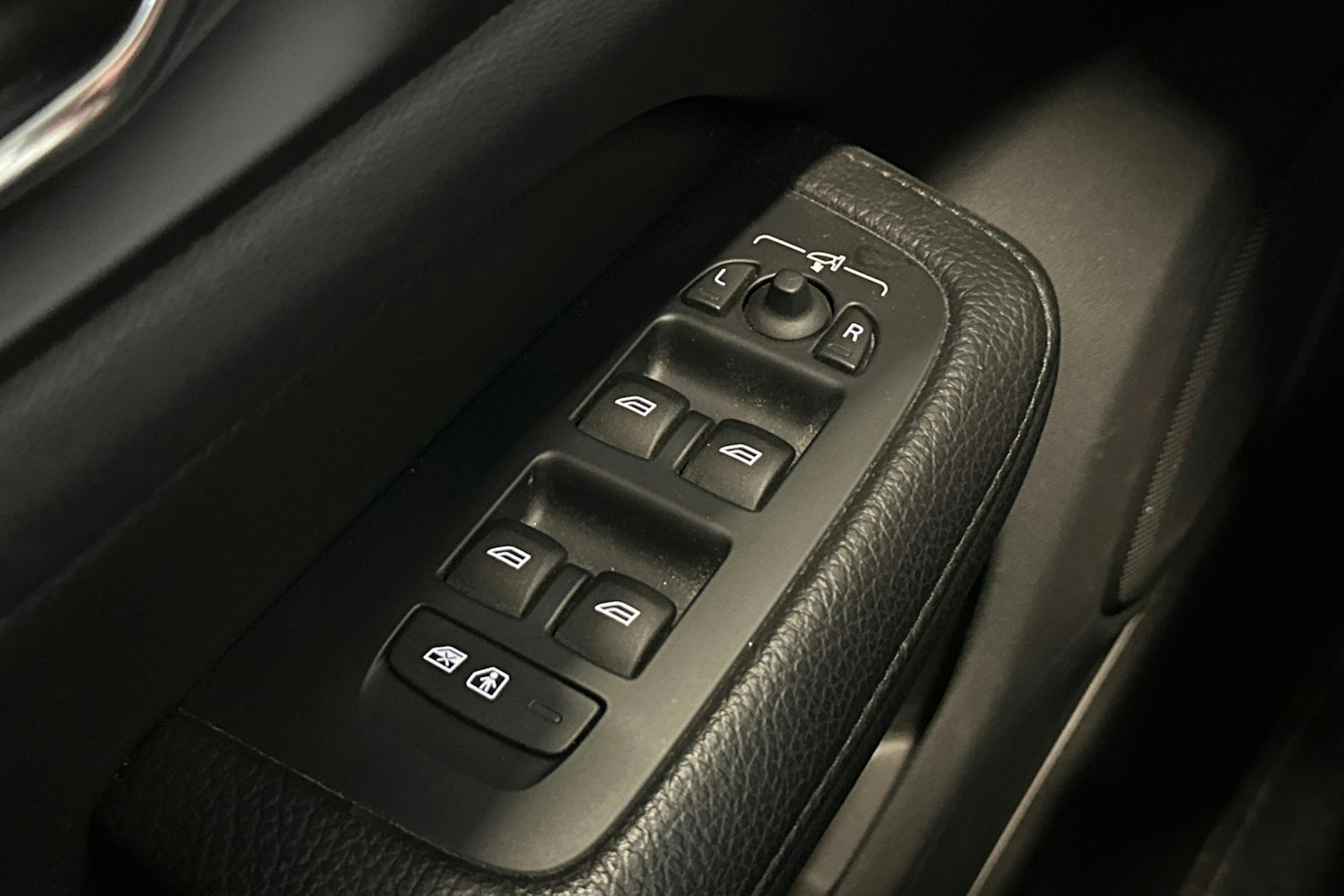 musta Volvo V60 2022 kuva 16.