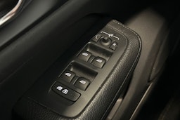 musta Volvo V60 2022 kuva 16.