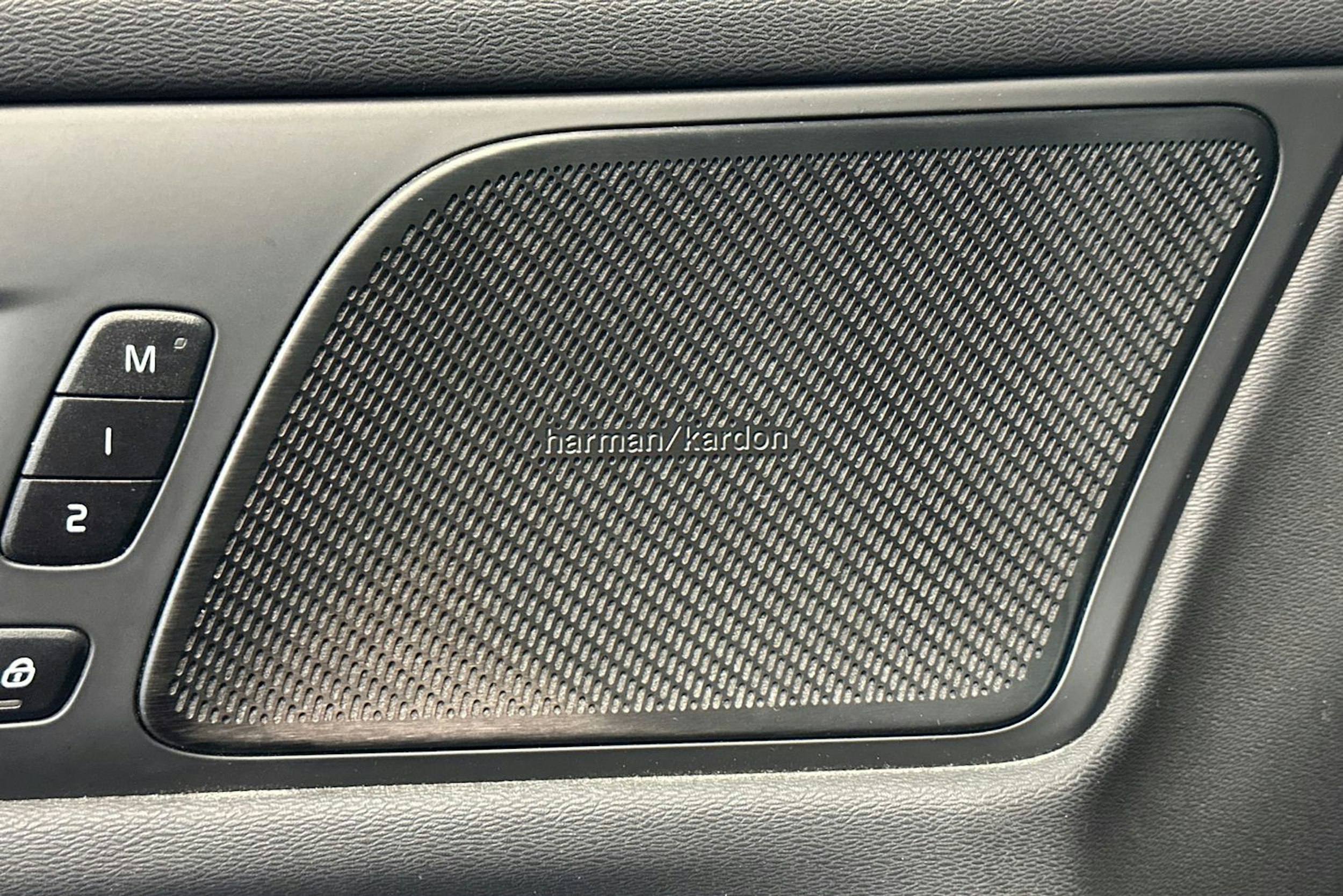 musta Volvo V60 2022 kuva 18.