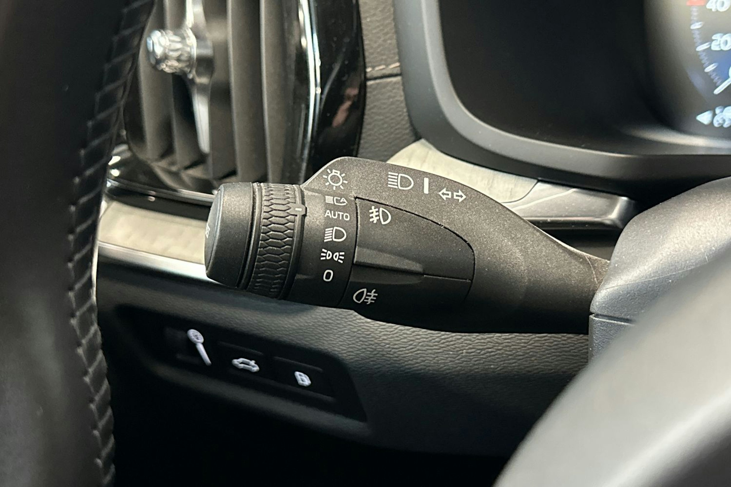 musta Volvo V60 2022 kuva 19.