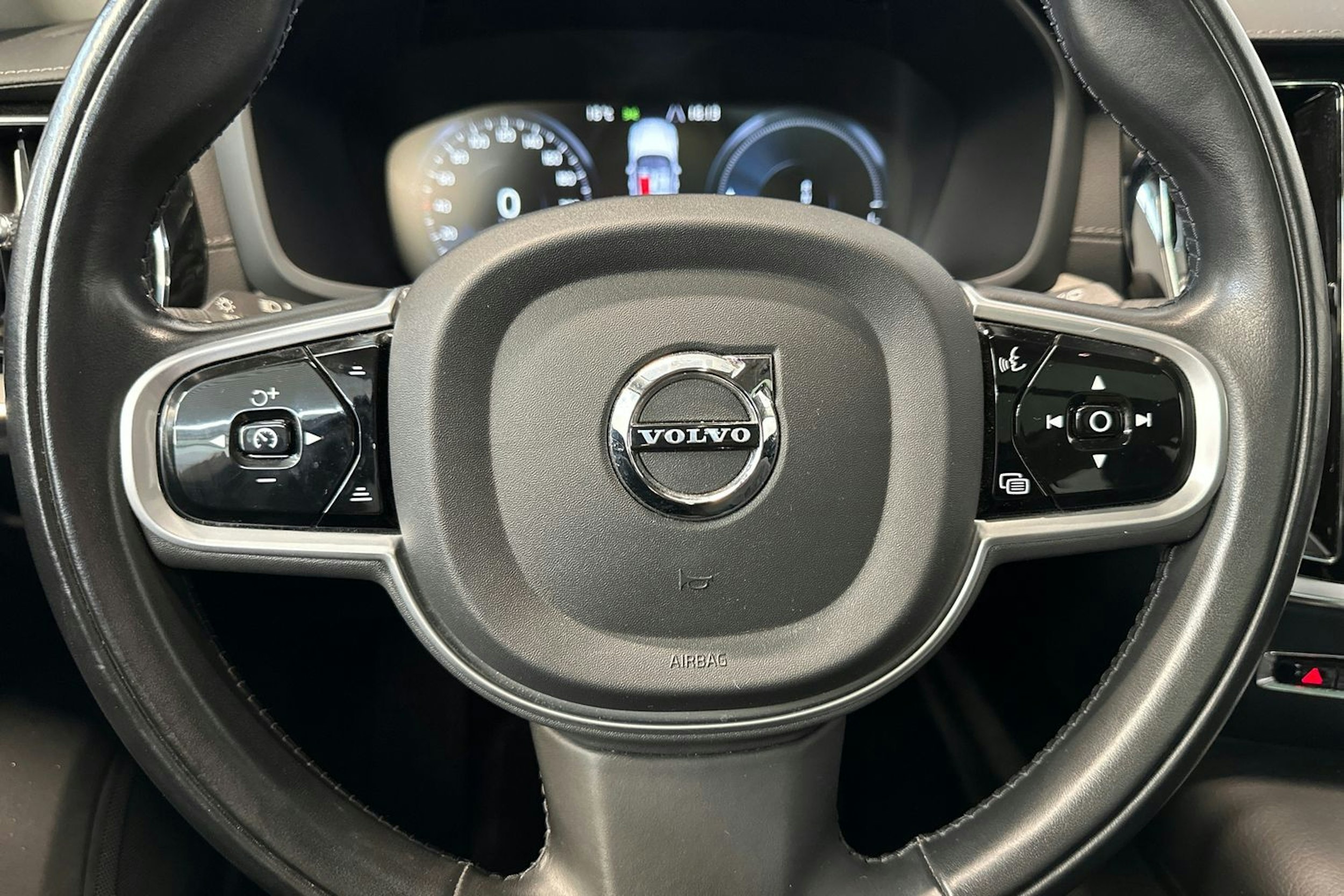 musta Volvo V60 2022 kuva 20.