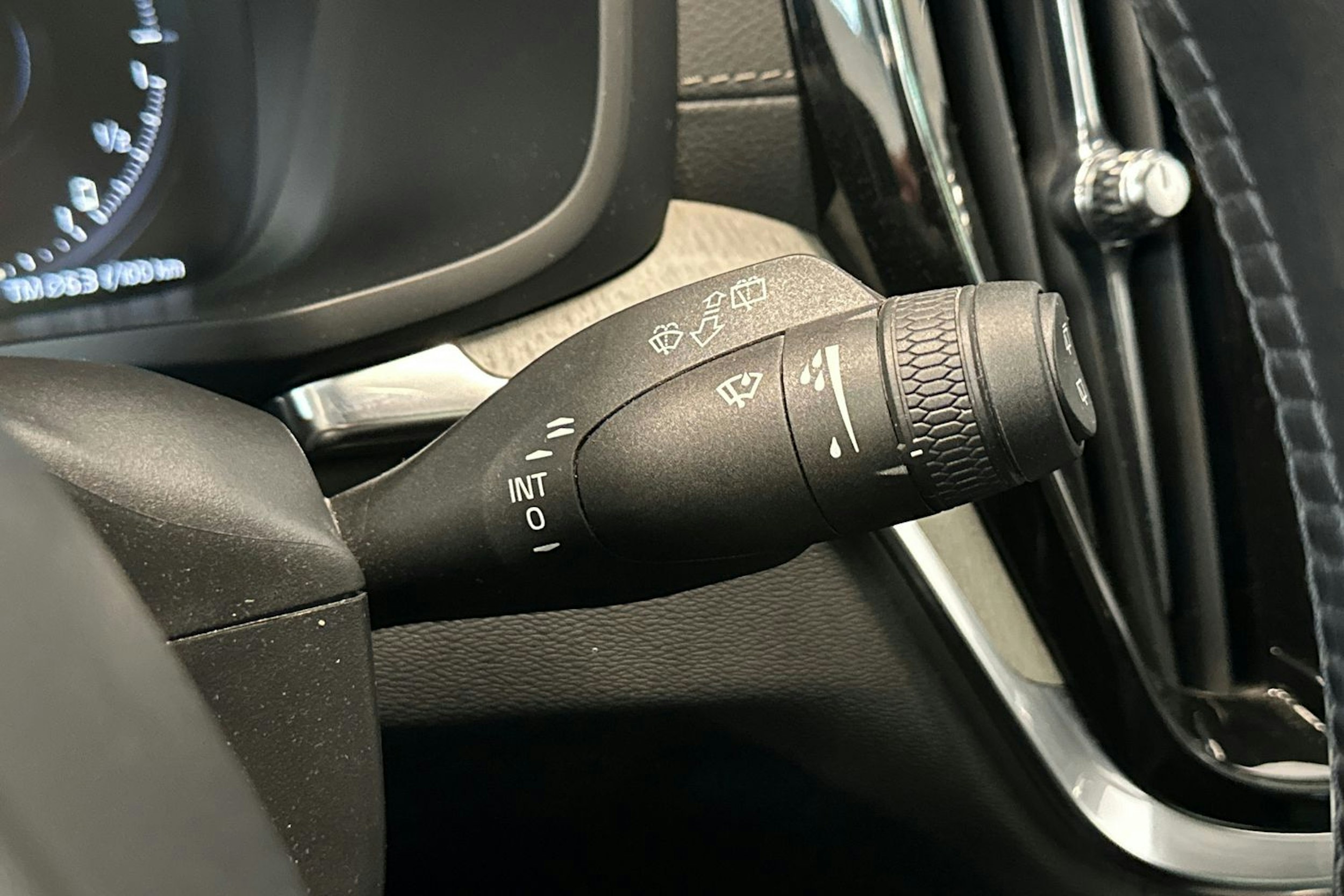 musta Volvo V60 2022 kuva 21.