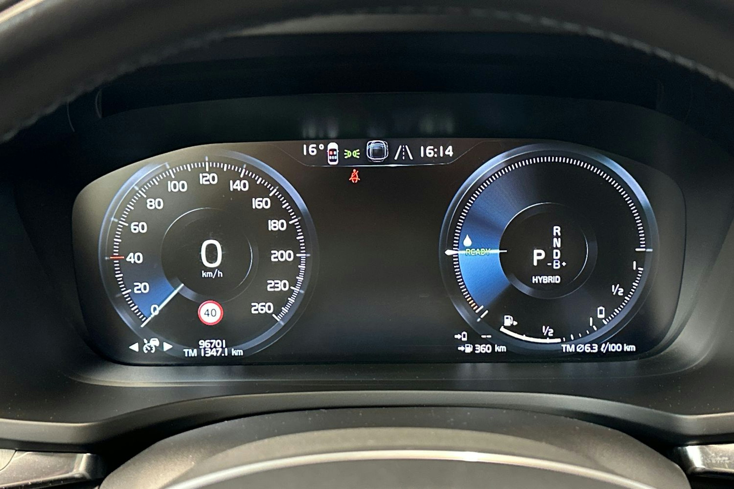 musta Volvo V60 2022 kuva 22.