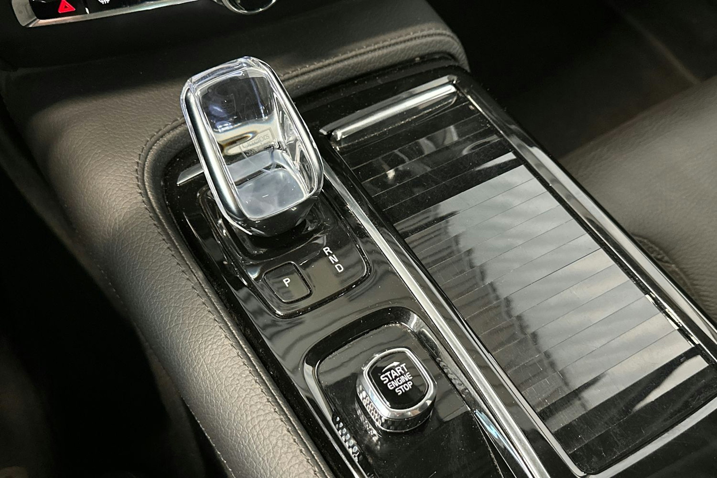 musta Volvo V60 2022 kuva 23.