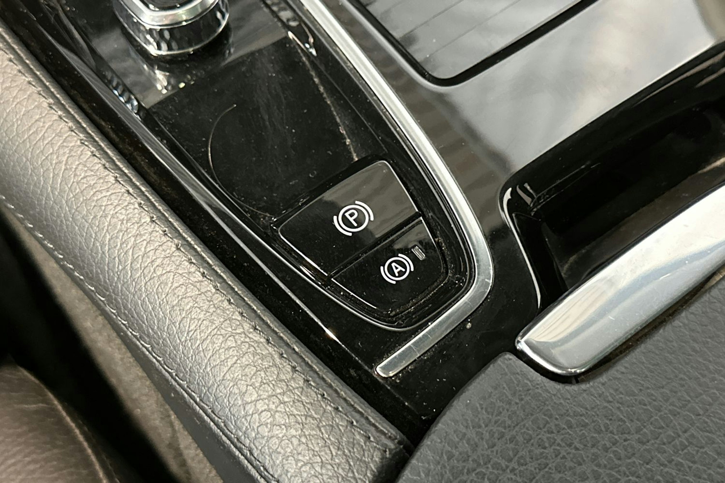 musta Volvo V60 2022 kuva 24.