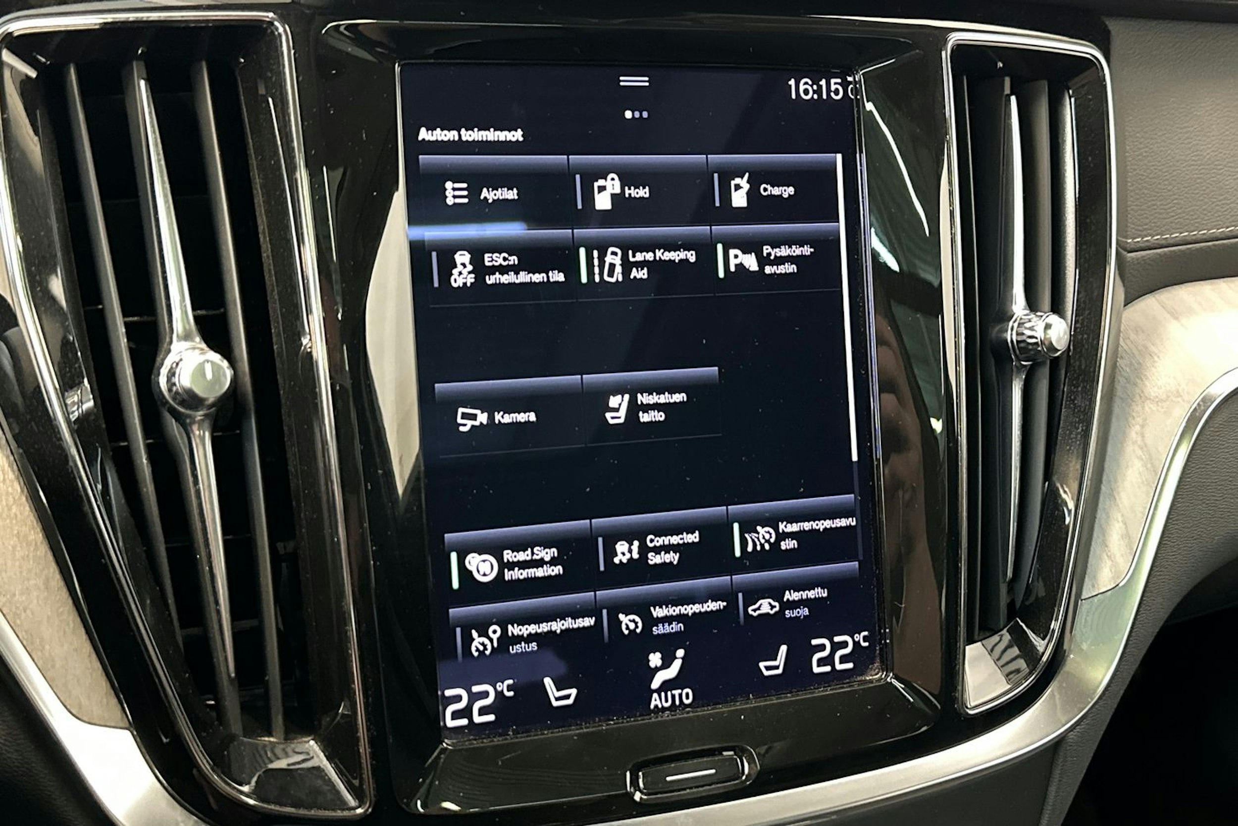 musta Volvo V60 2022 kuva 27.