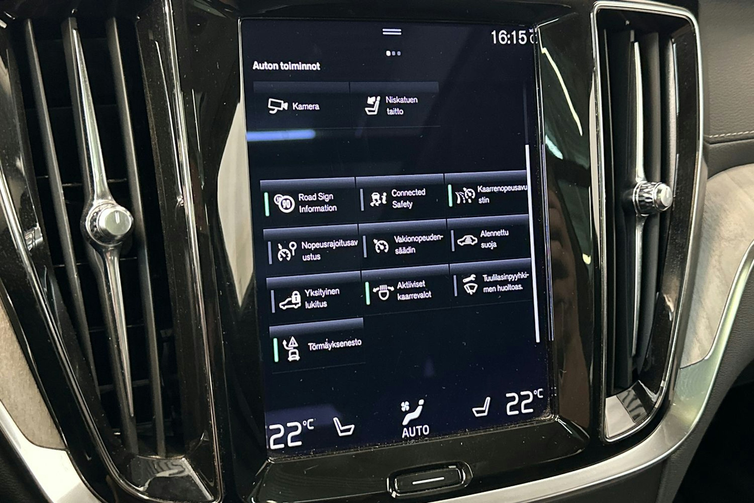 musta Volvo V60 2022 kuva 28.