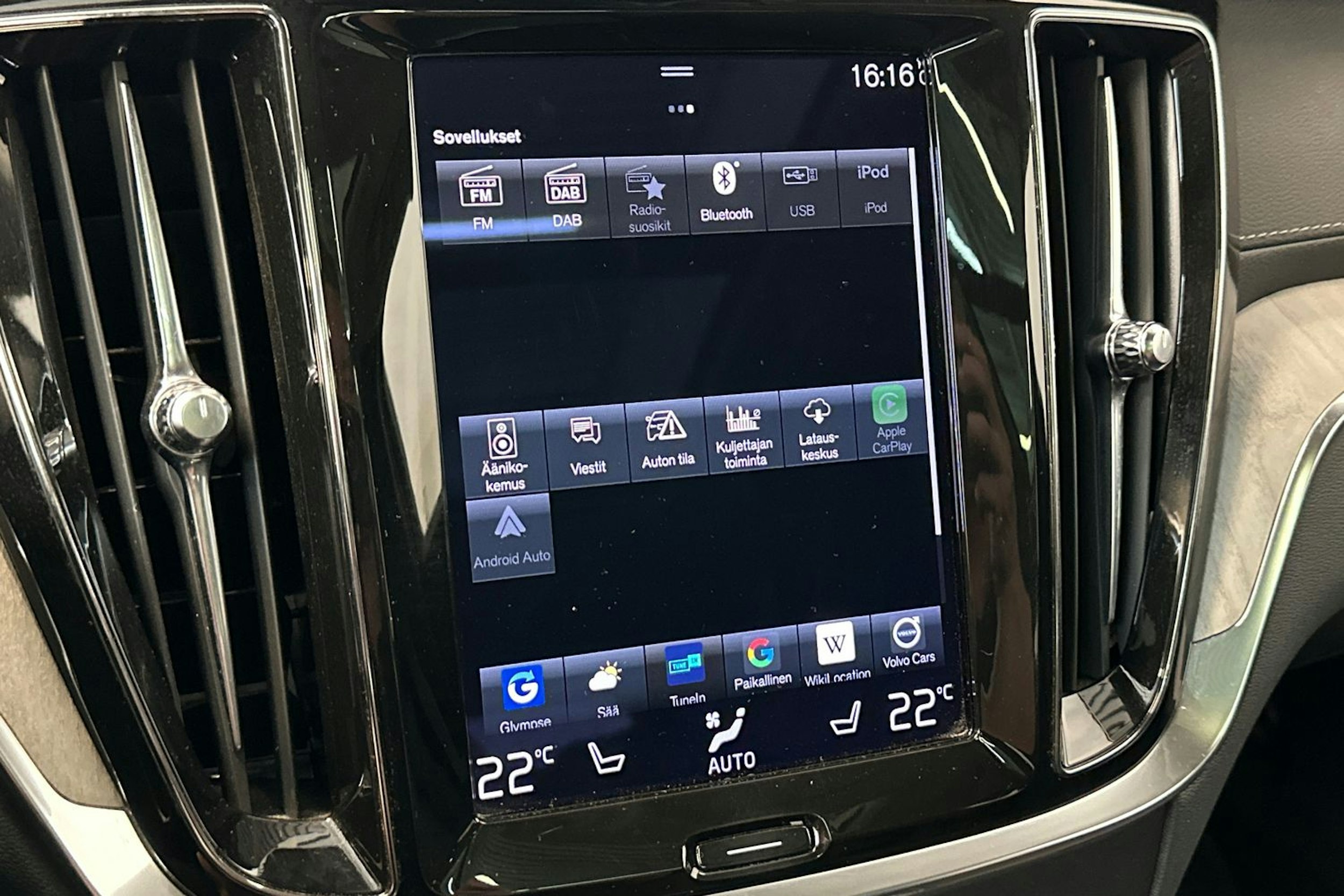 musta Volvo V60 2022 kuva 30.