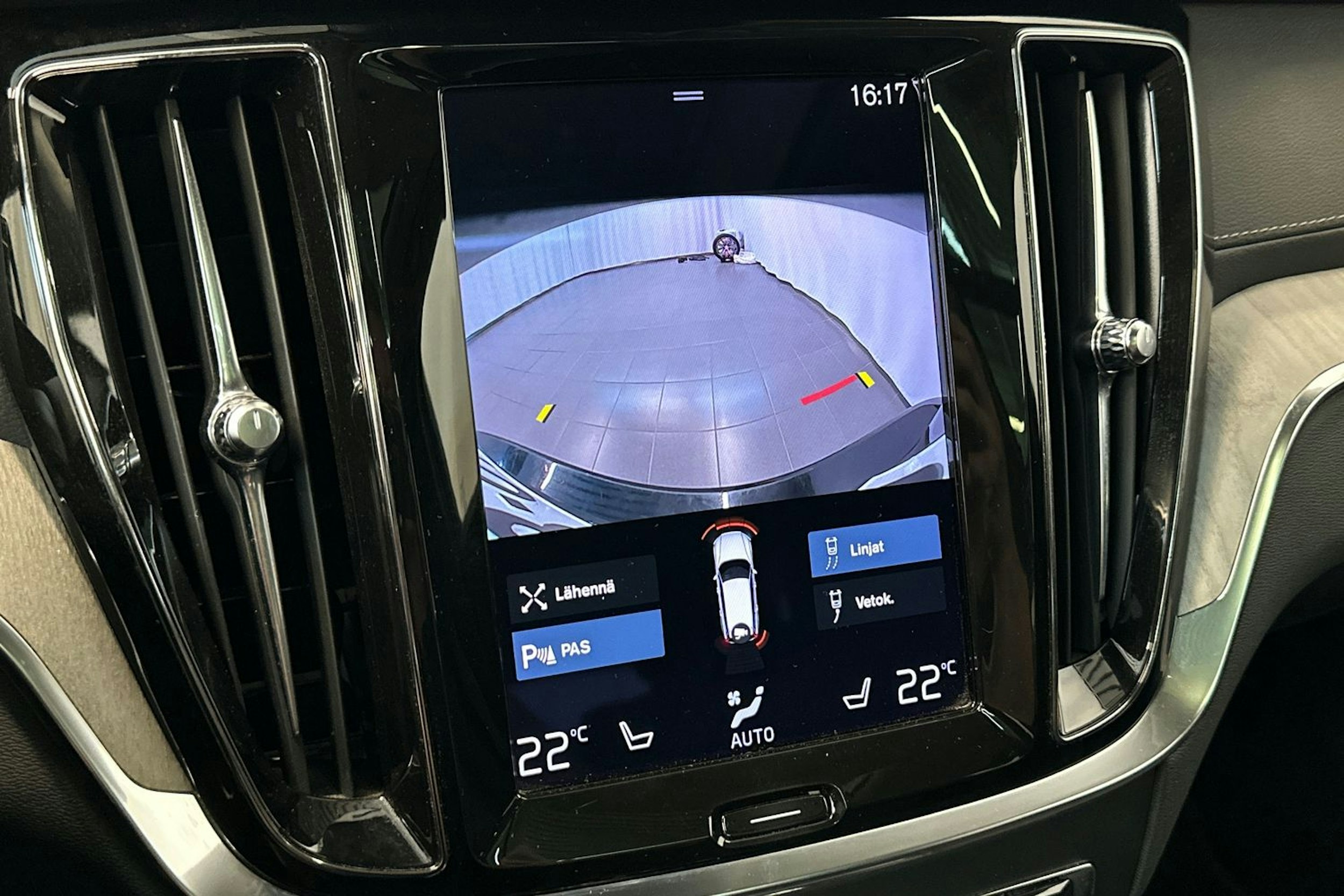 musta Volvo V60 2022 kuva 32.