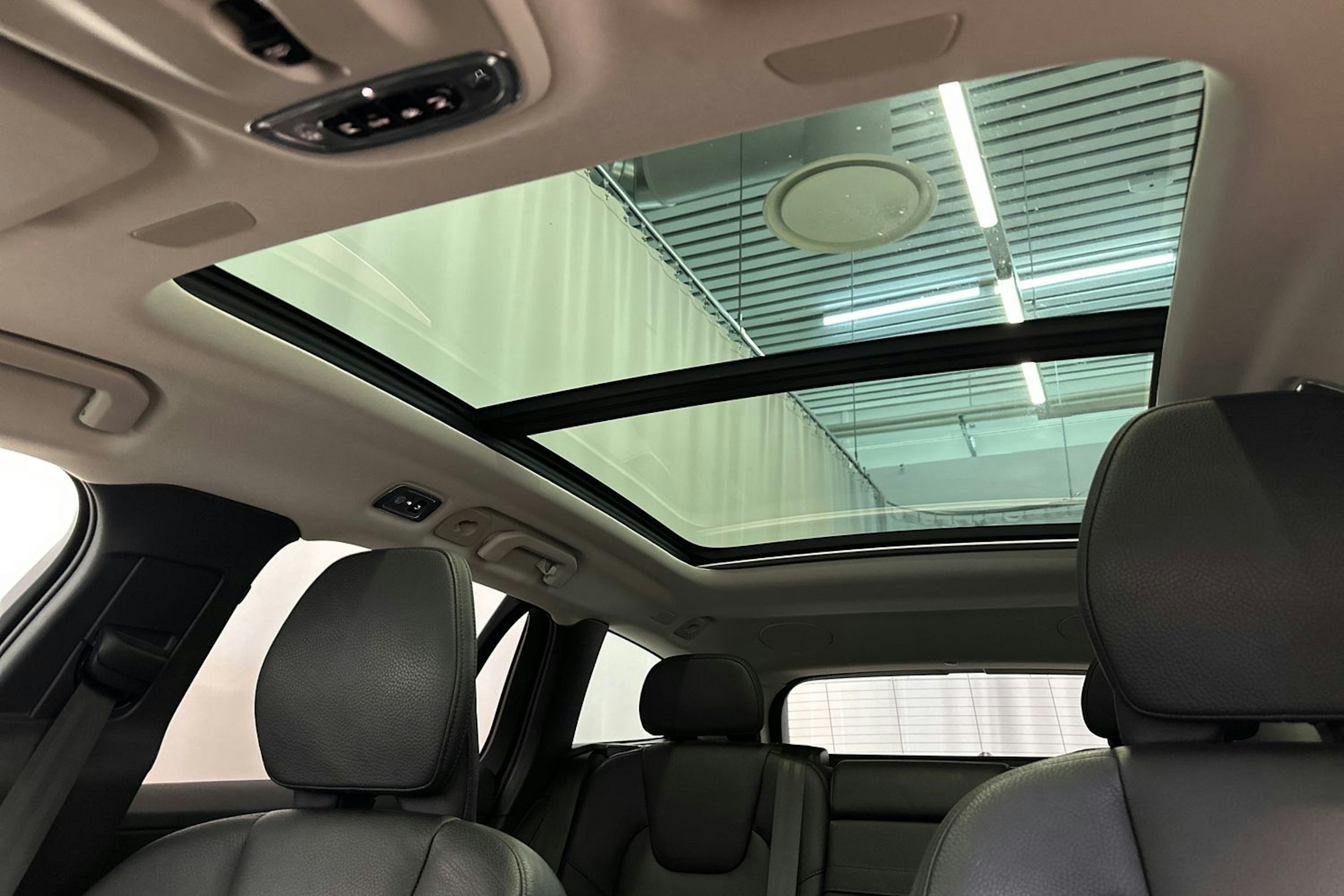 musta Volvo V60 2022 kuva 33.