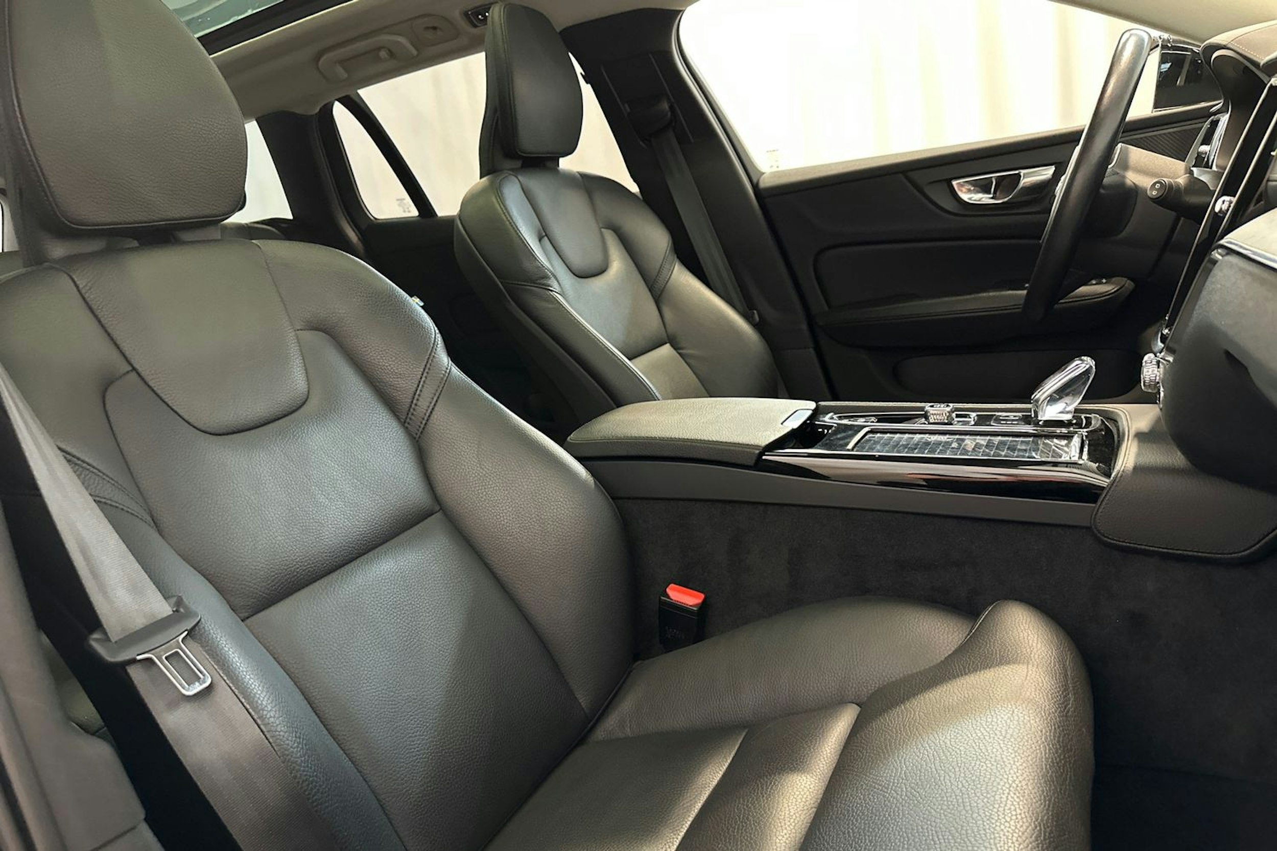 musta Volvo V60 2022 kuva 34.