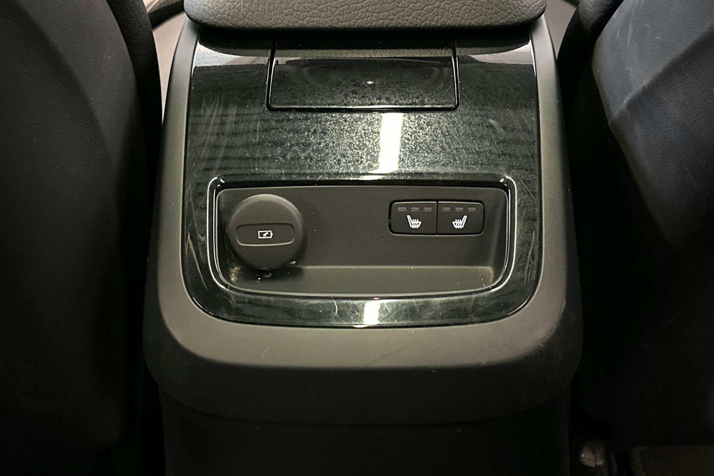 musta Volvo V60 2022 kuva 35.