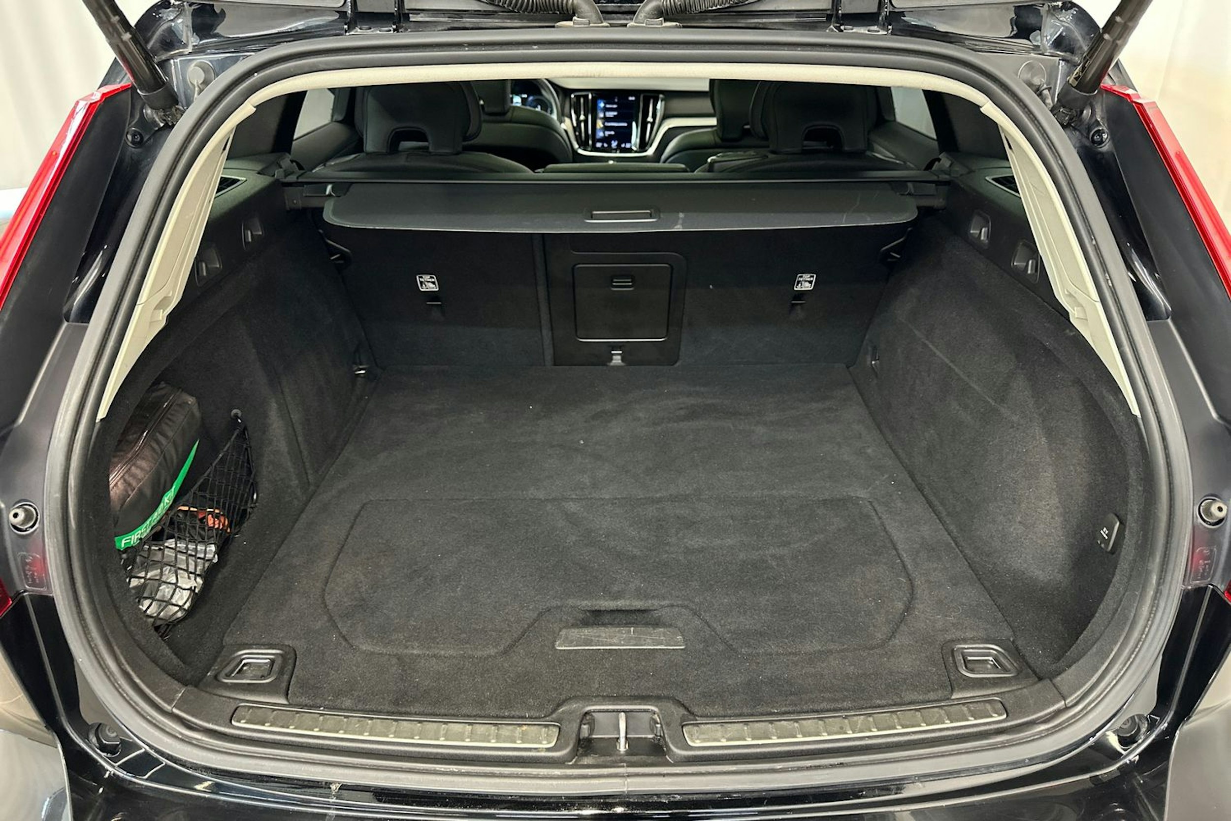 musta Volvo V60 2022 kuva 36.