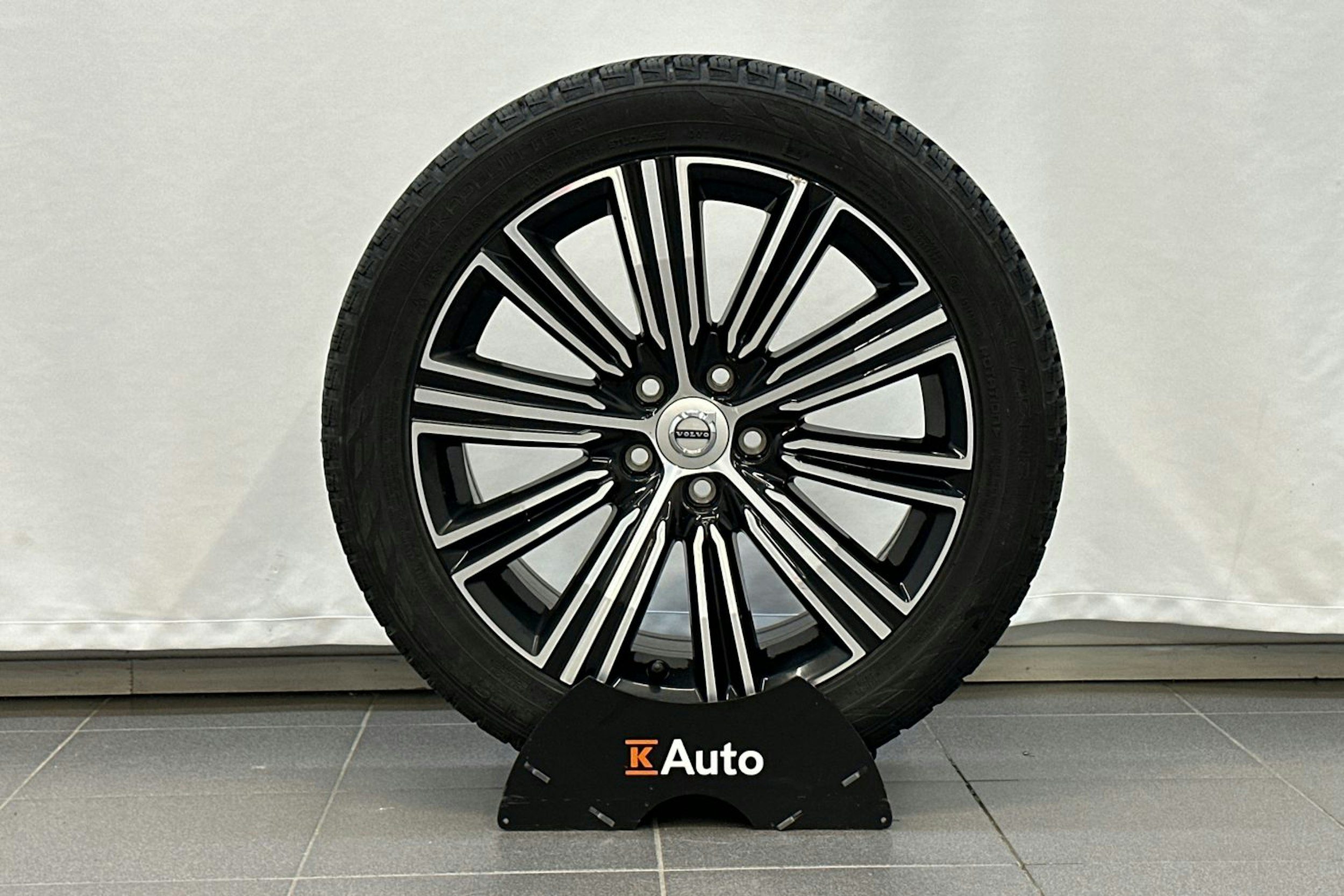 musta Volvo V60 2022 kuva 41.