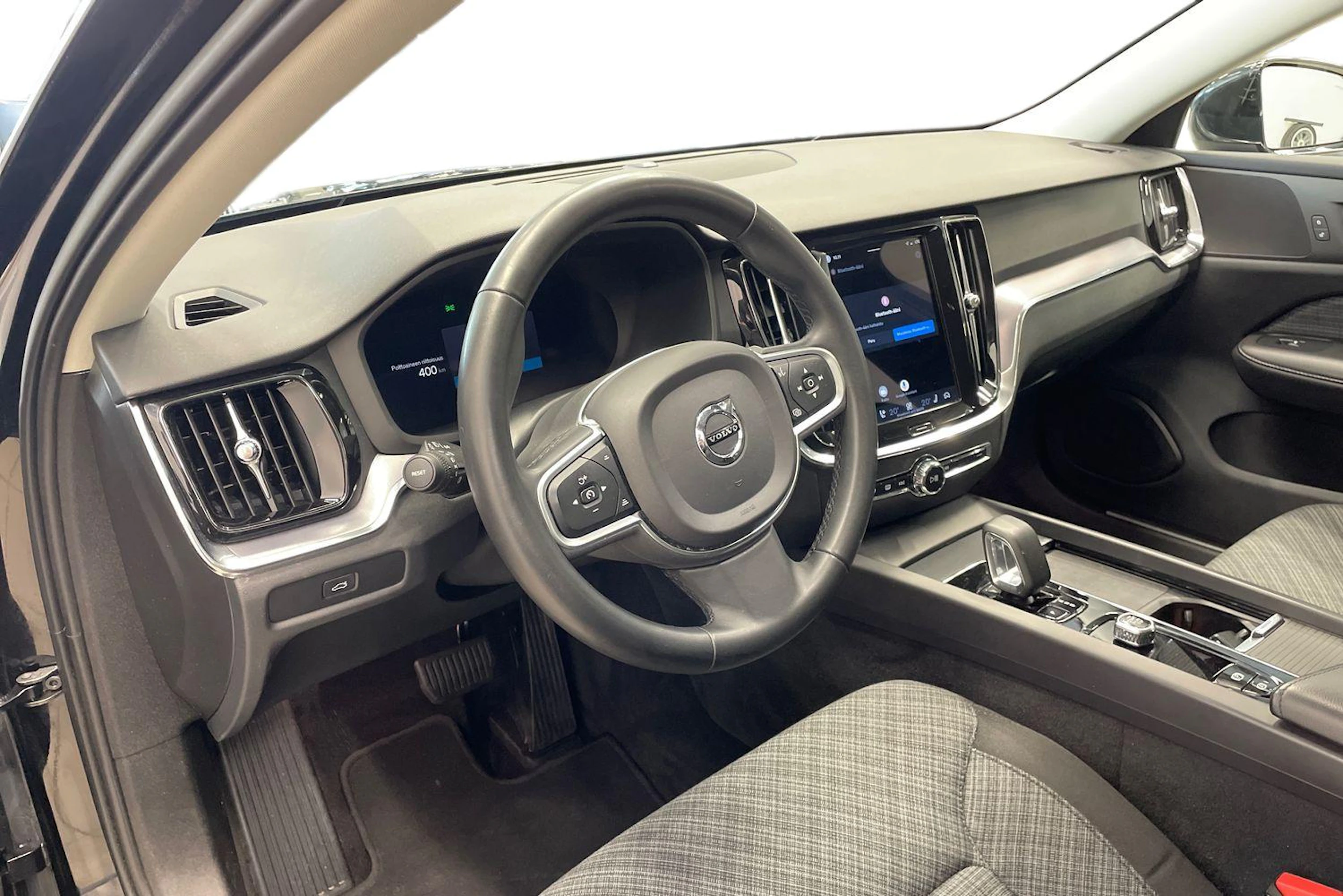 Musta Volvo V60 2022 kuva 6.