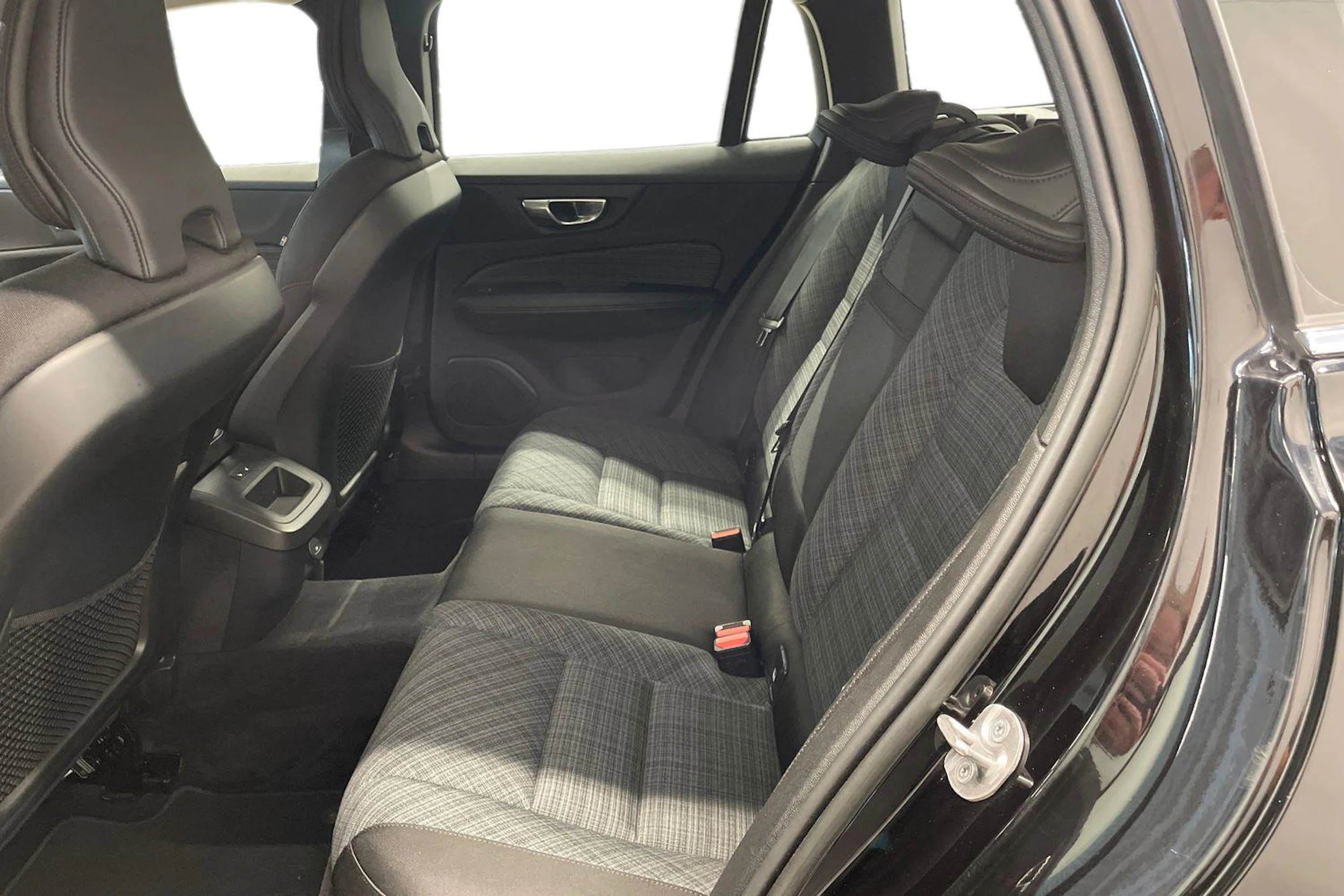Musta Volvo V60 2022 kuva 8.