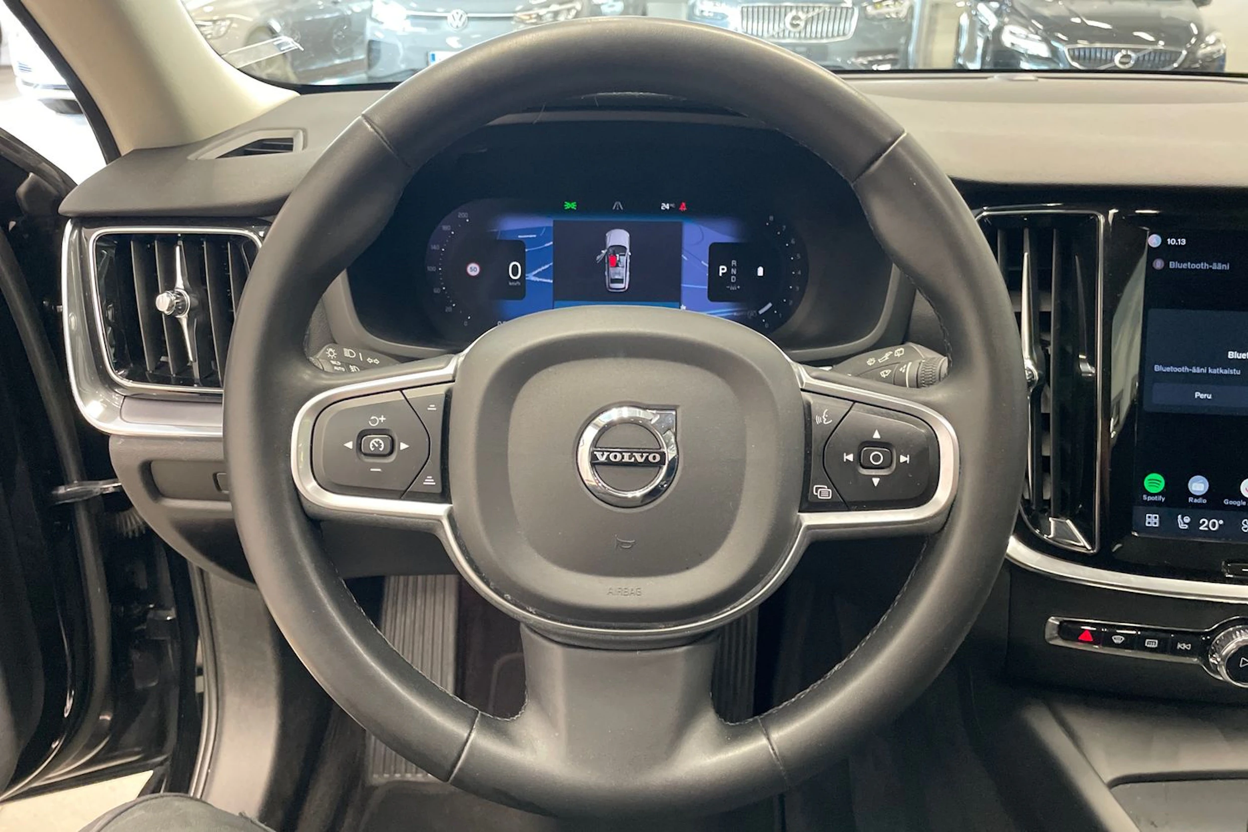 Musta Volvo V60 2022 kuva 11.