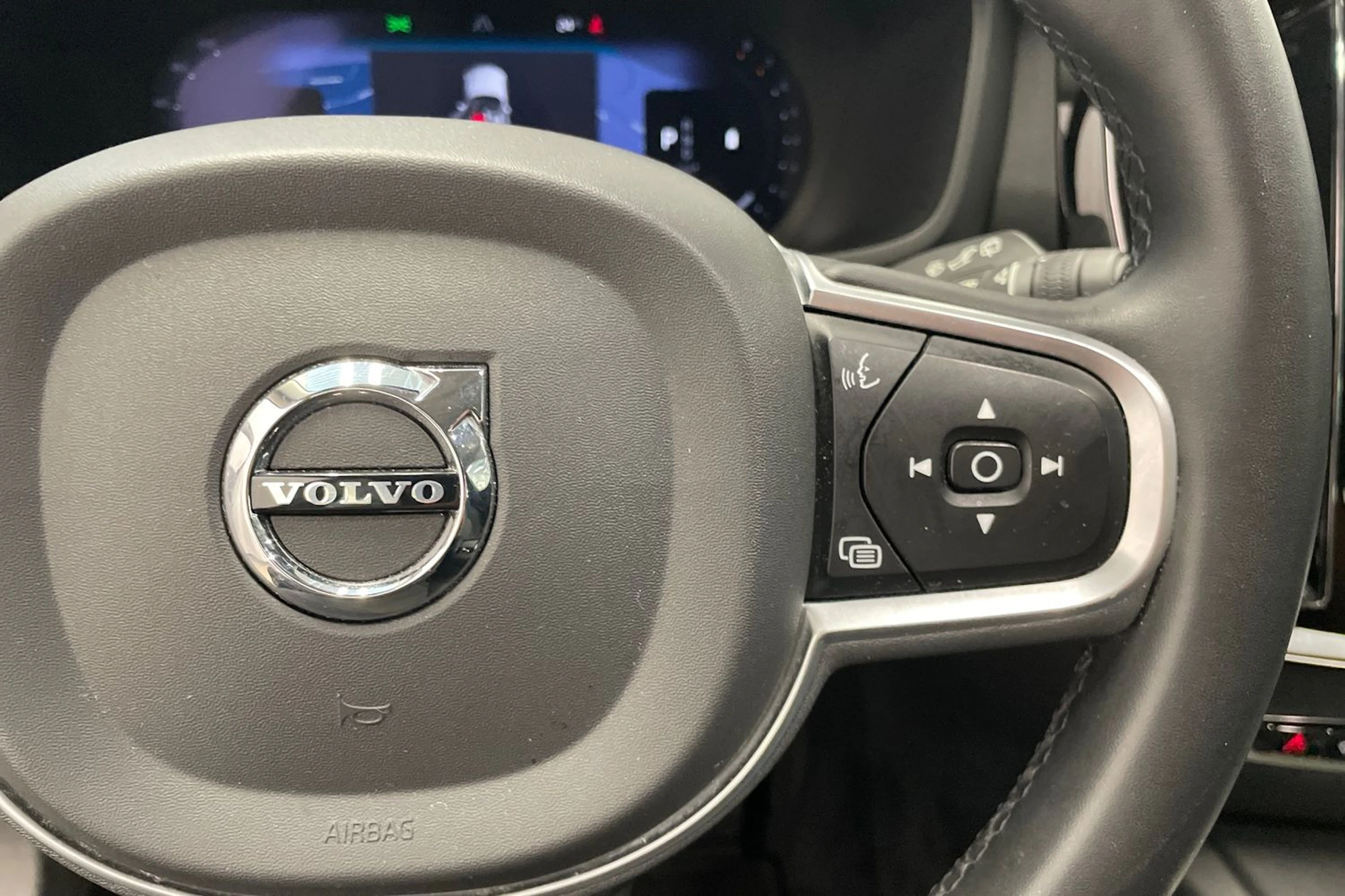 Musta Volvo V60 2022 kuva 12.