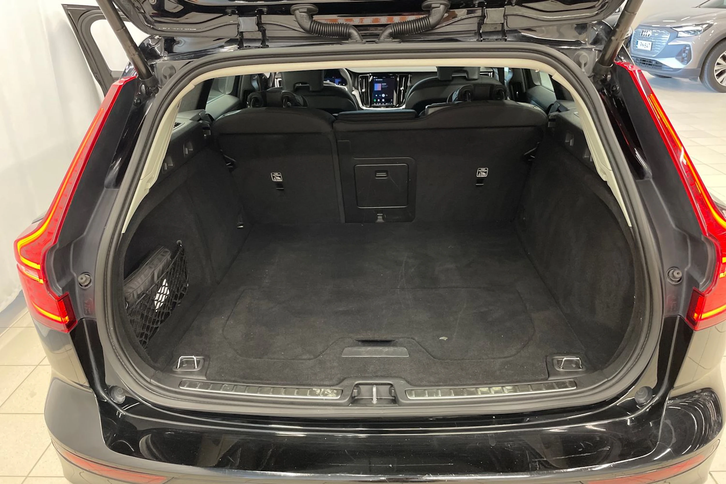 Musta Volvo V60 2022 kuva 18.