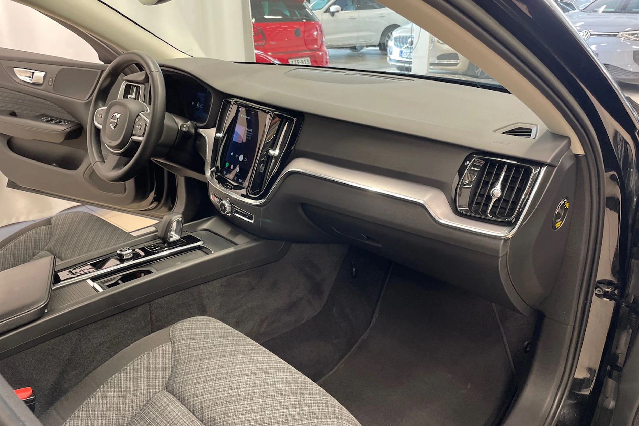 Musta Volvo V60 2022 kuva 23.