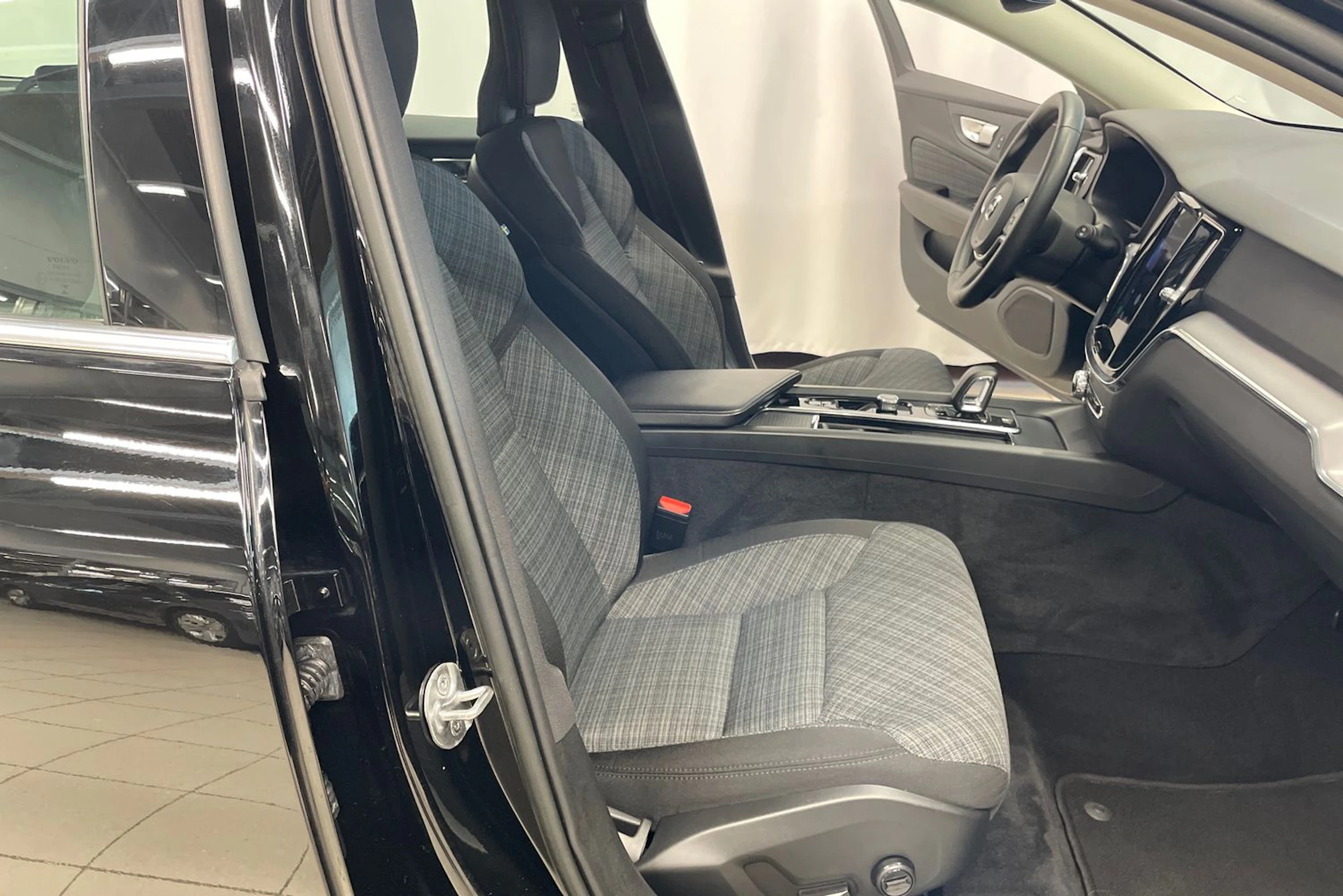 Musta Volvo V60 2022 kuva 24.