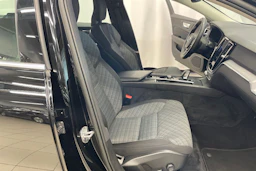 Musta Volvo V60 2022 kuva 24.
