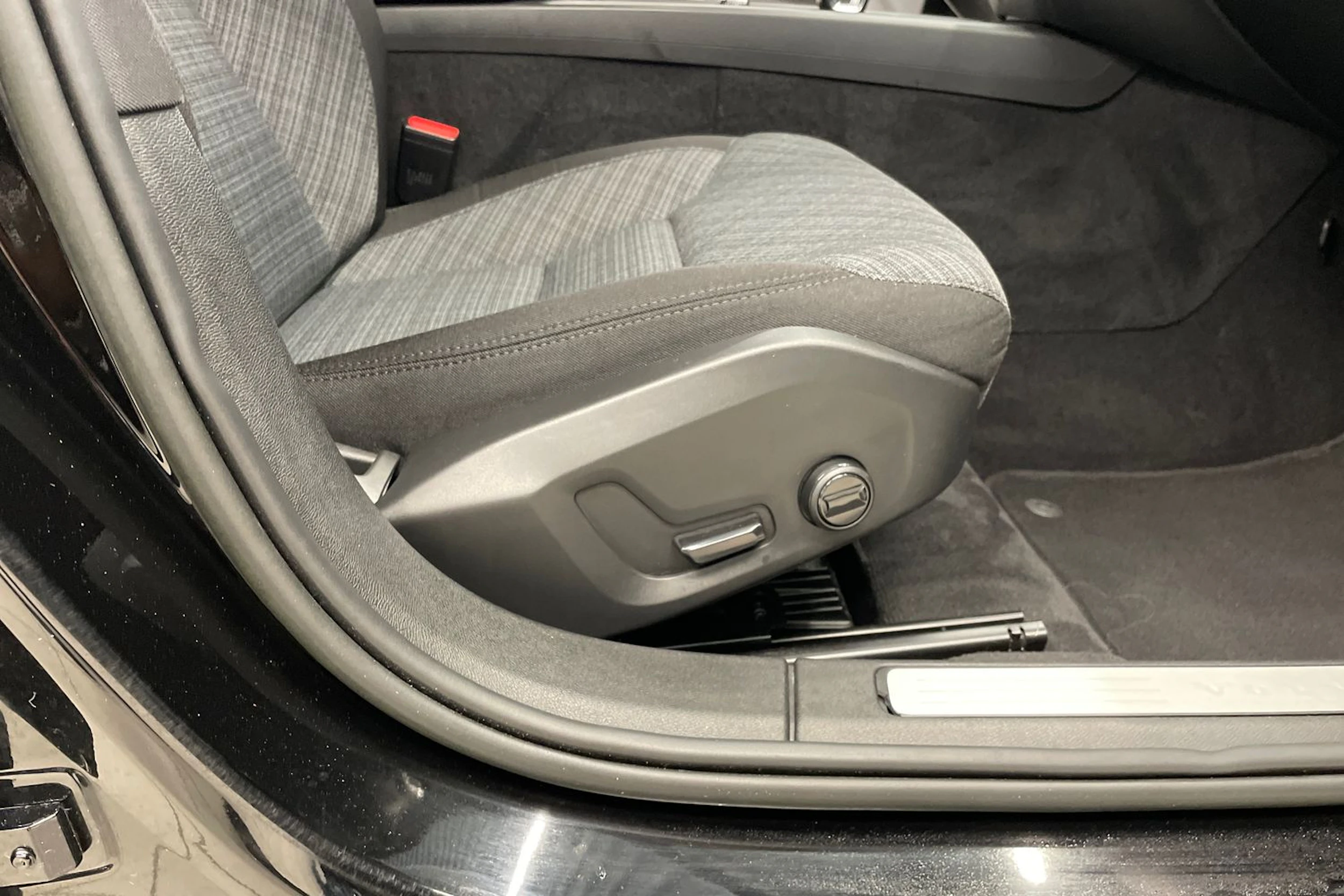 Musta Volvo V60 2022 kuva 25.