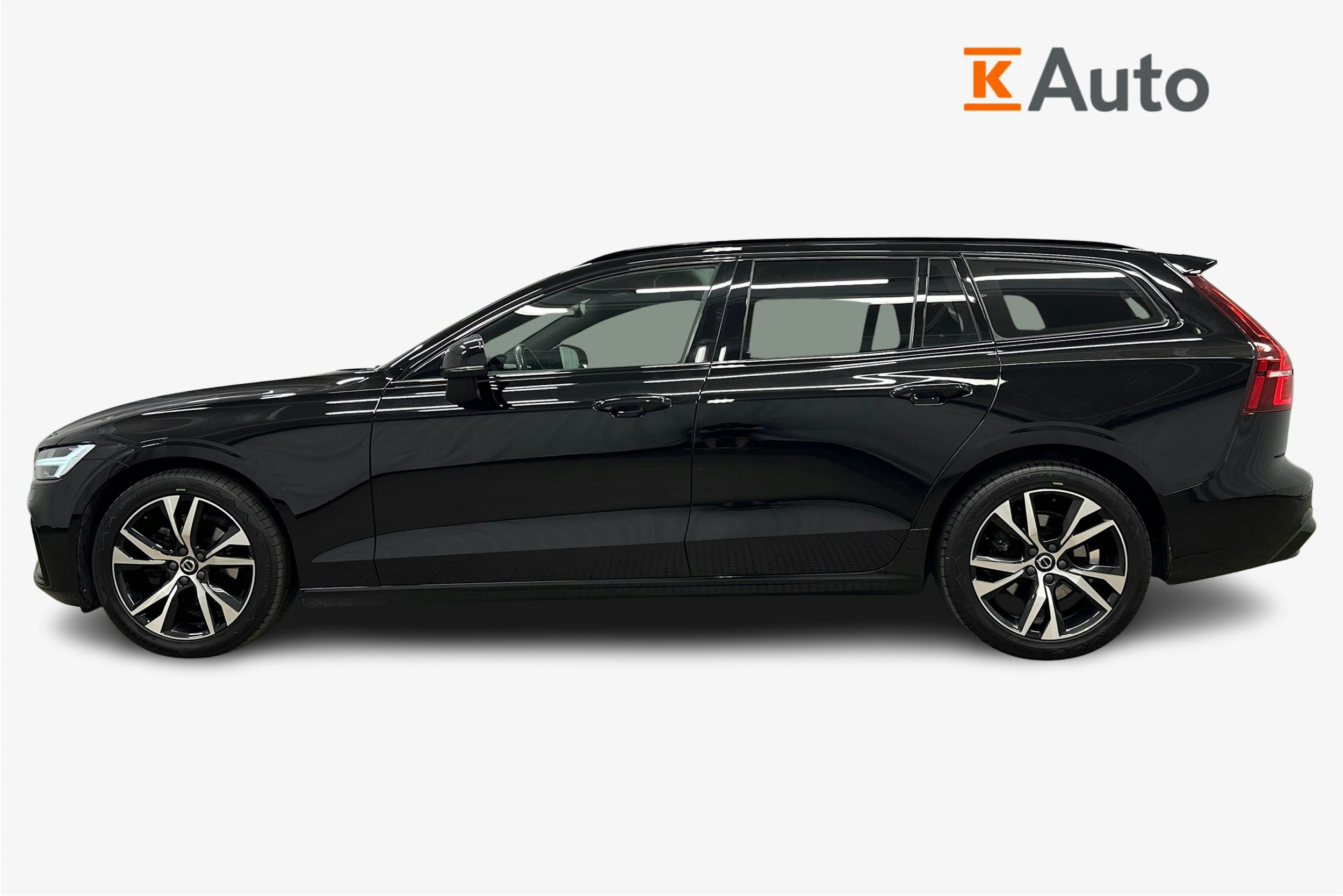 musta Volvo V60 2022 kuva 6.