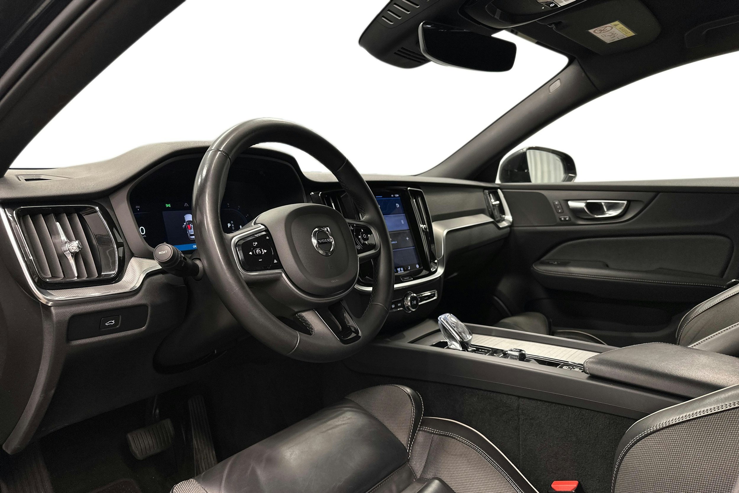 musta Volvo V60 2022 kuva 7.