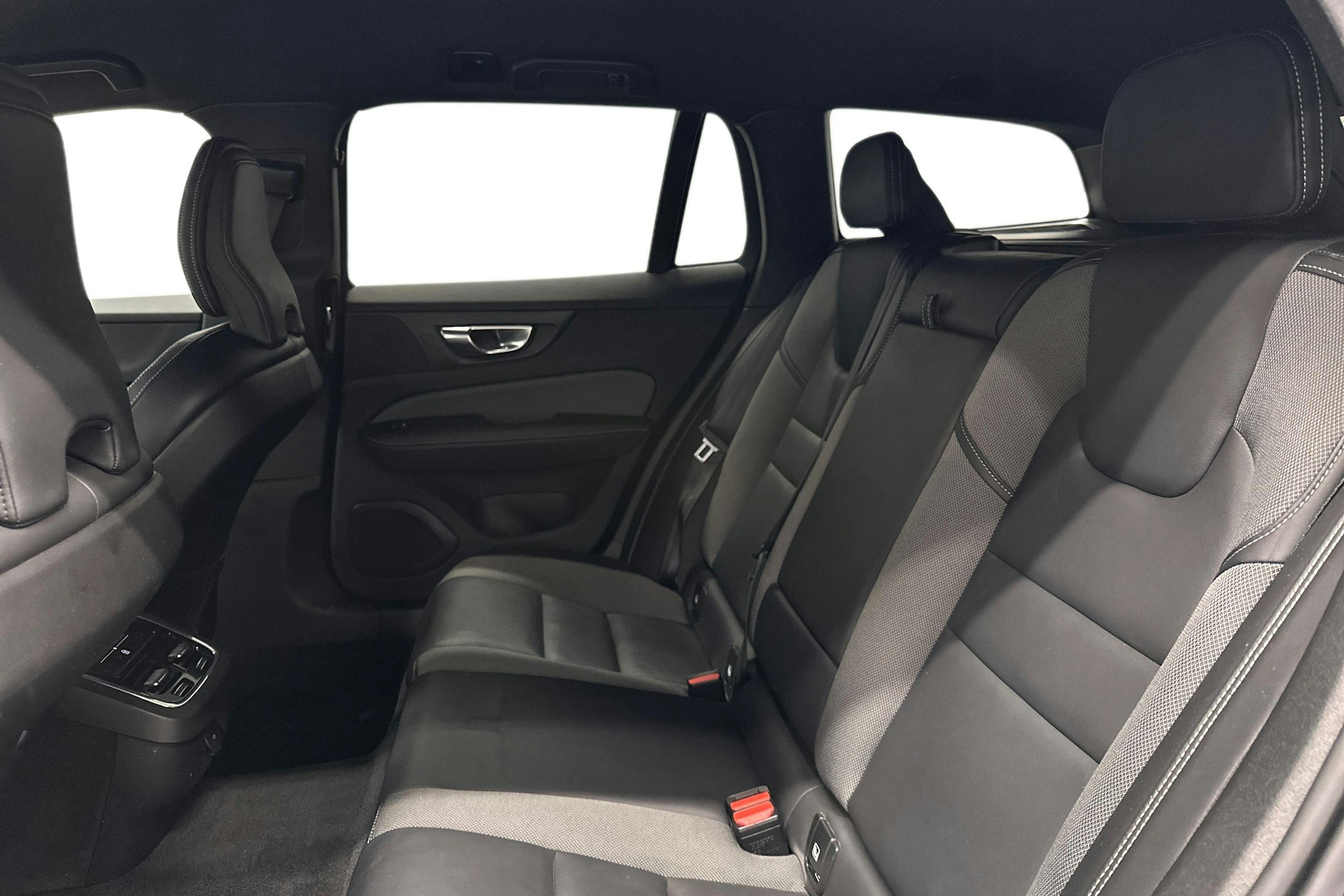musta Volvo V60 2022 kuva 10.