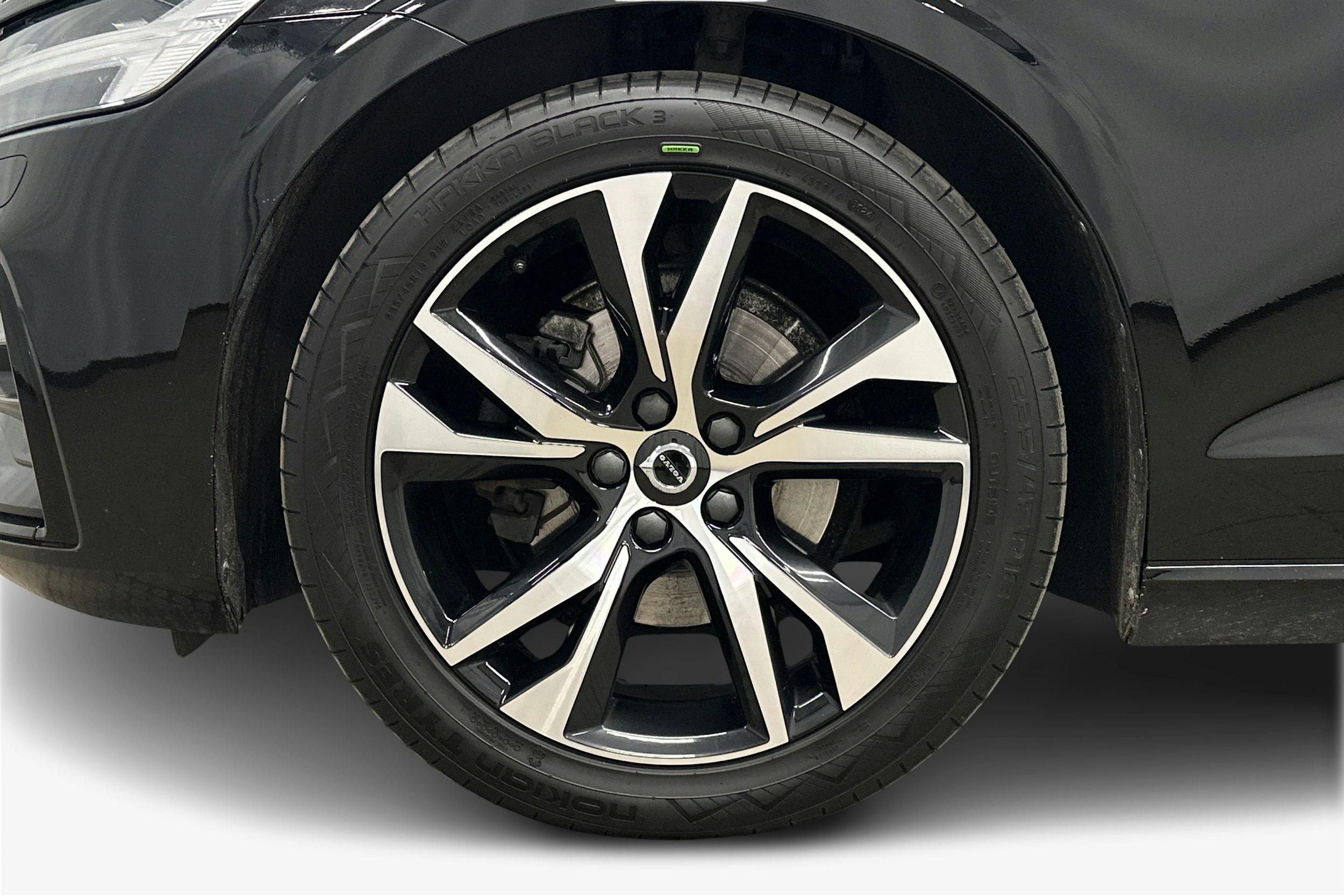 musta Volvo V60 2022 kuva 11.