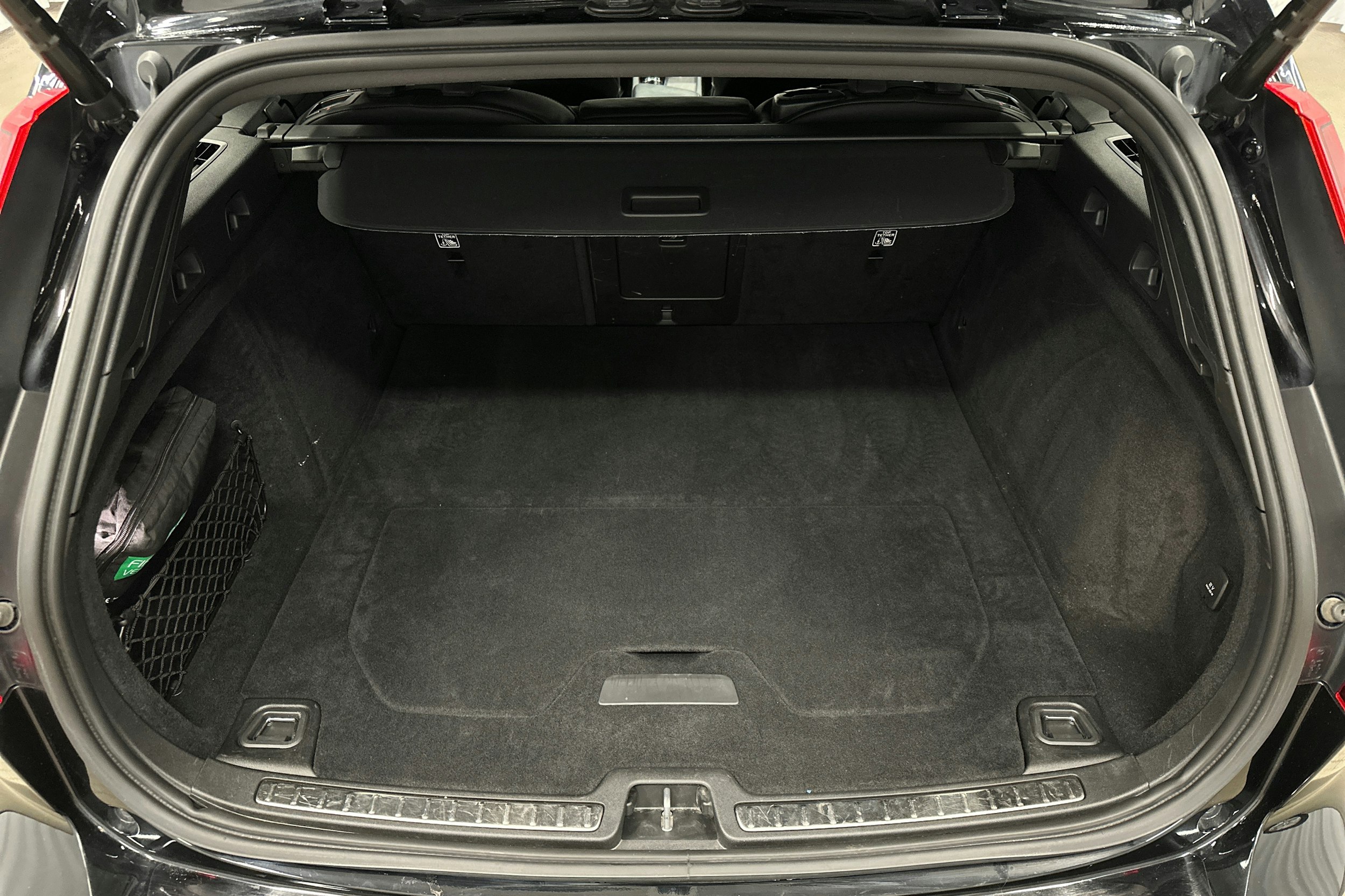 musta Volvo V60 2022 kuva 14.