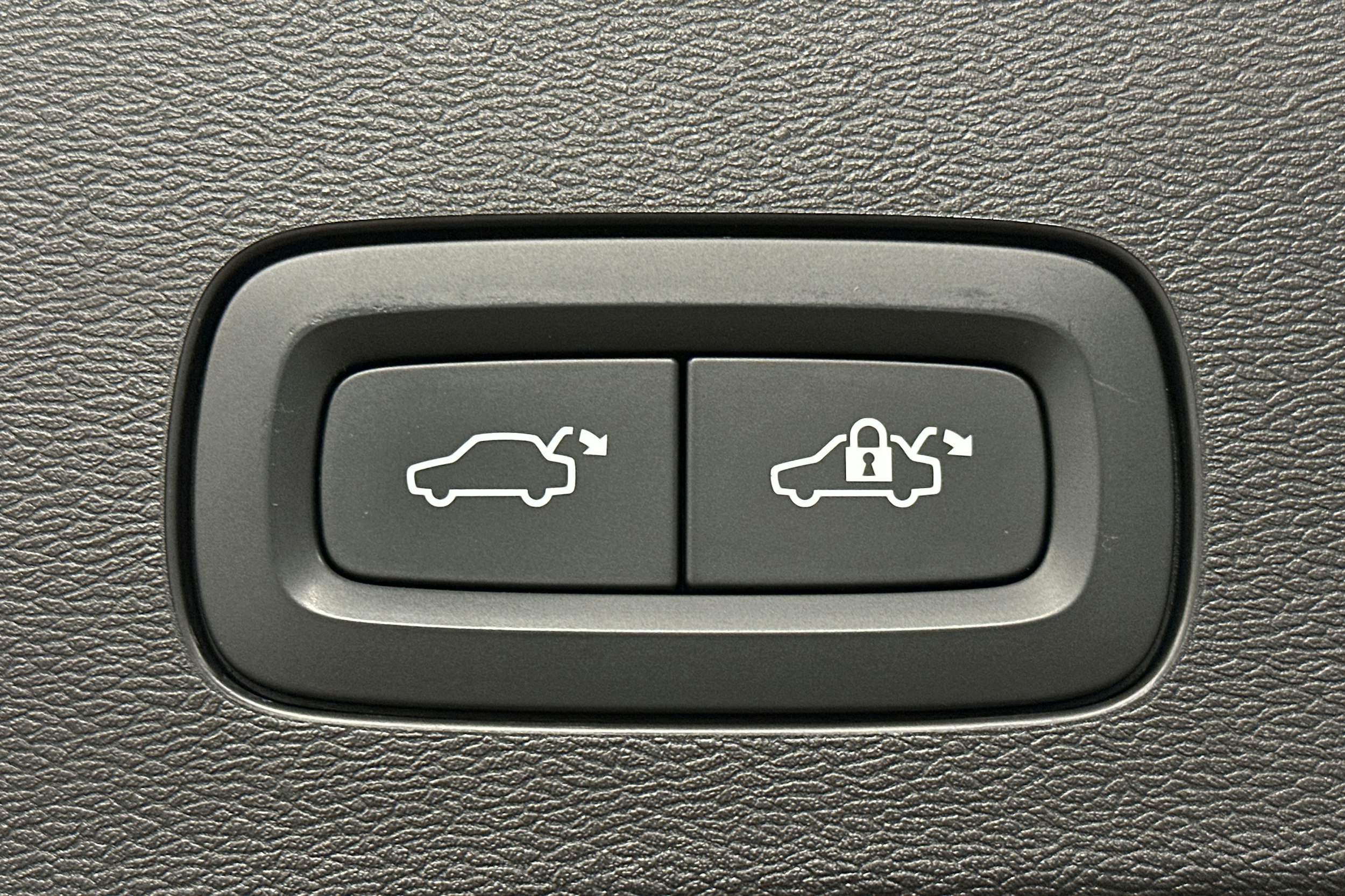 musta Volvo V60 2022 kuva 15.