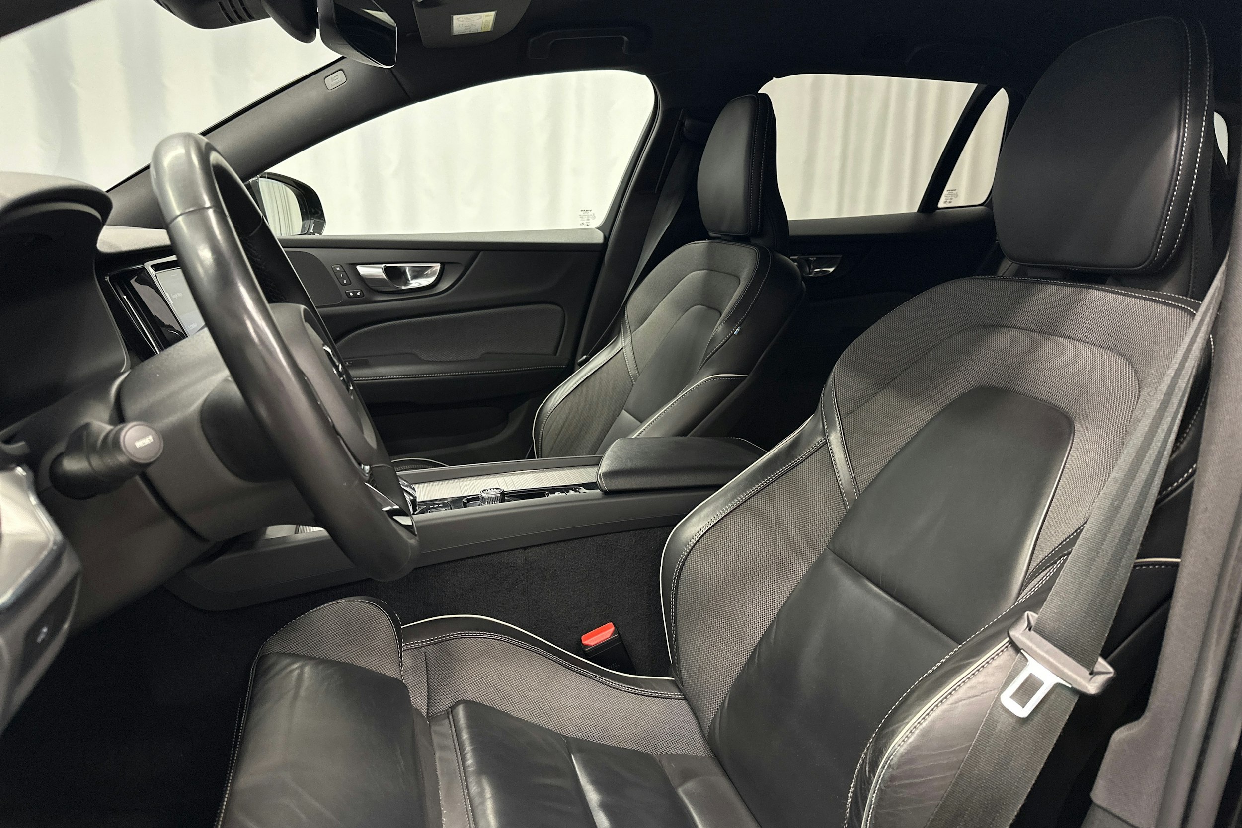 musta Volvo V60 2022 kuva 17.