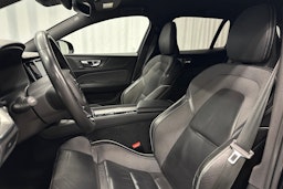 musta Volvo V60 2022 kuva 17.