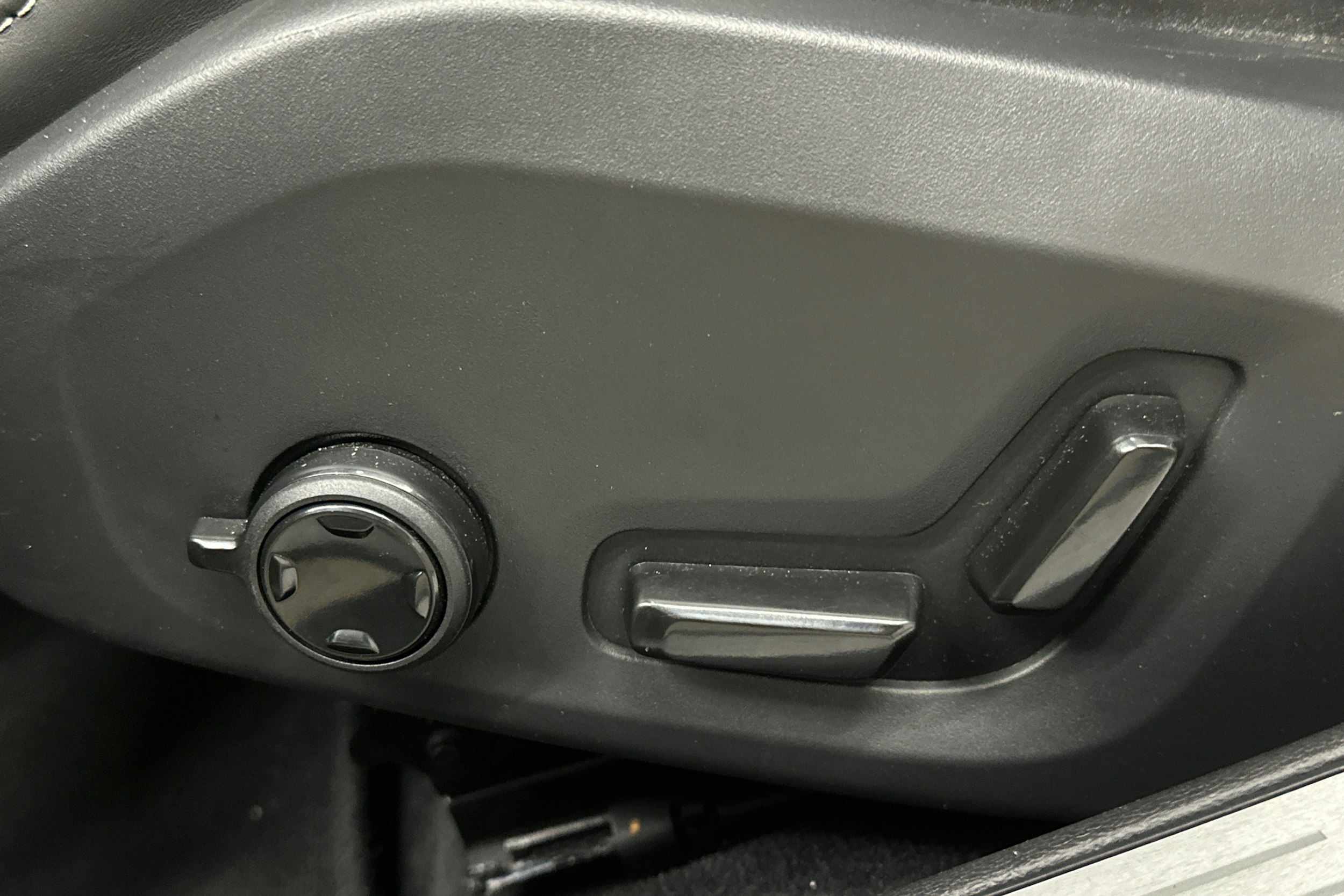 musta Volvo V60 2022 kuva 18.
