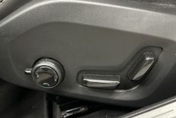 musta Volvo V60 2022 kuva 18.